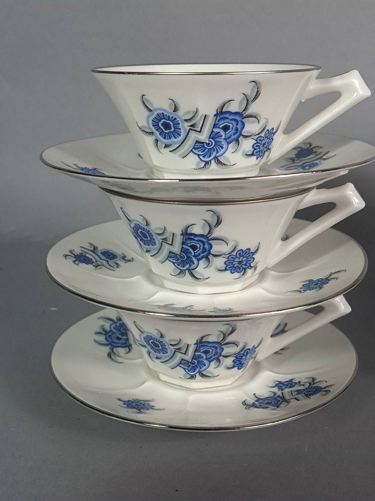 Important service de table en porcelaine de Limoges , 71