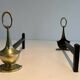 Paire de Chenets en Bronze Néoclassiques en Forme de Lampes Antiques à Anne