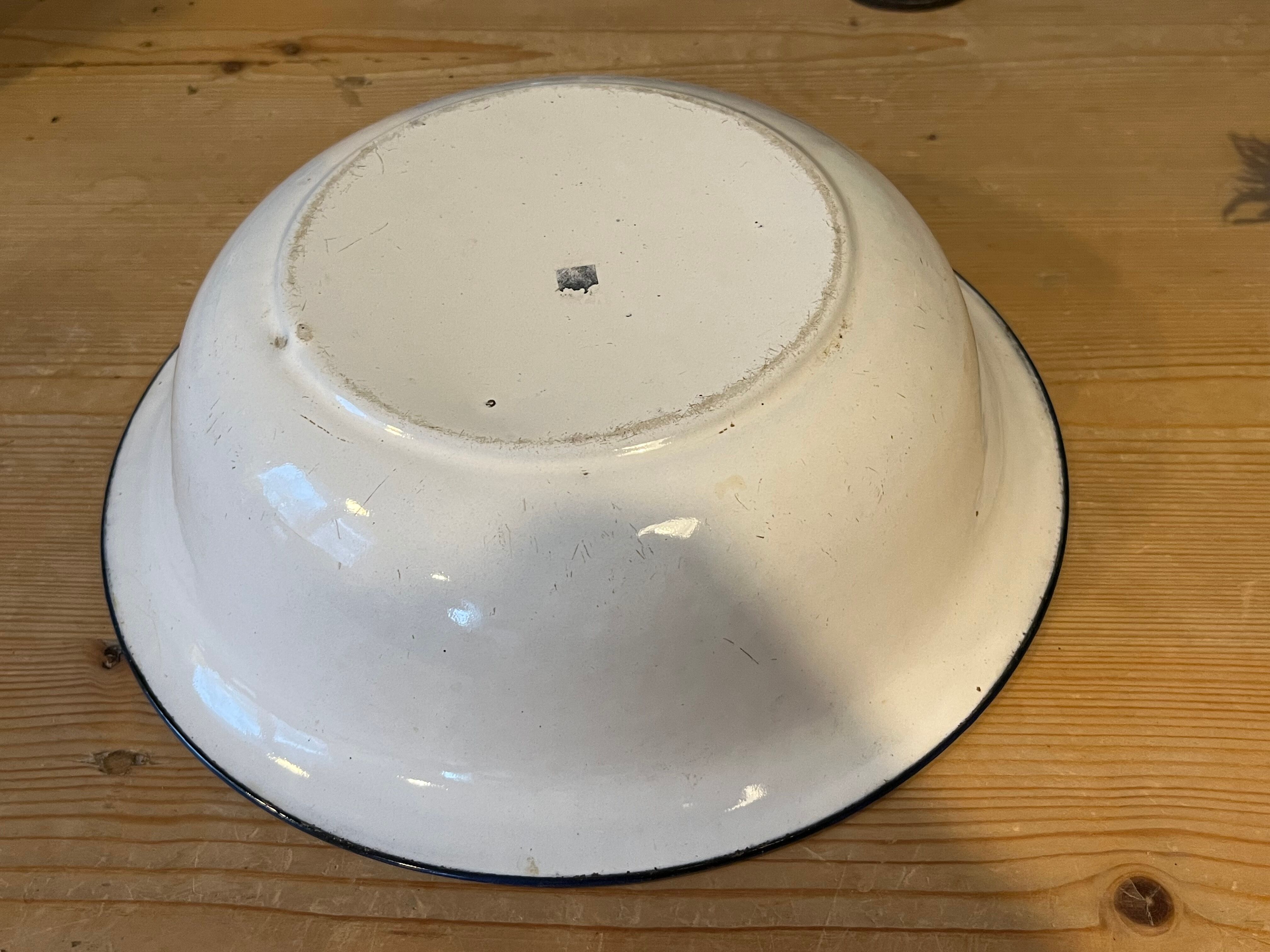 Old enamelled sheet metal basin