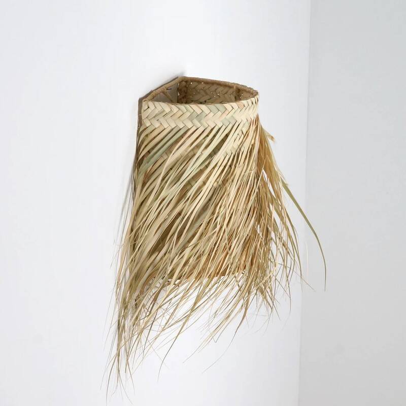Wall lamp in natural fibres, woven straw with fringes.