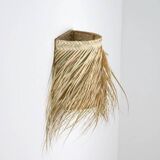 Wall lamp in natural fibres, woven straw with fringes.