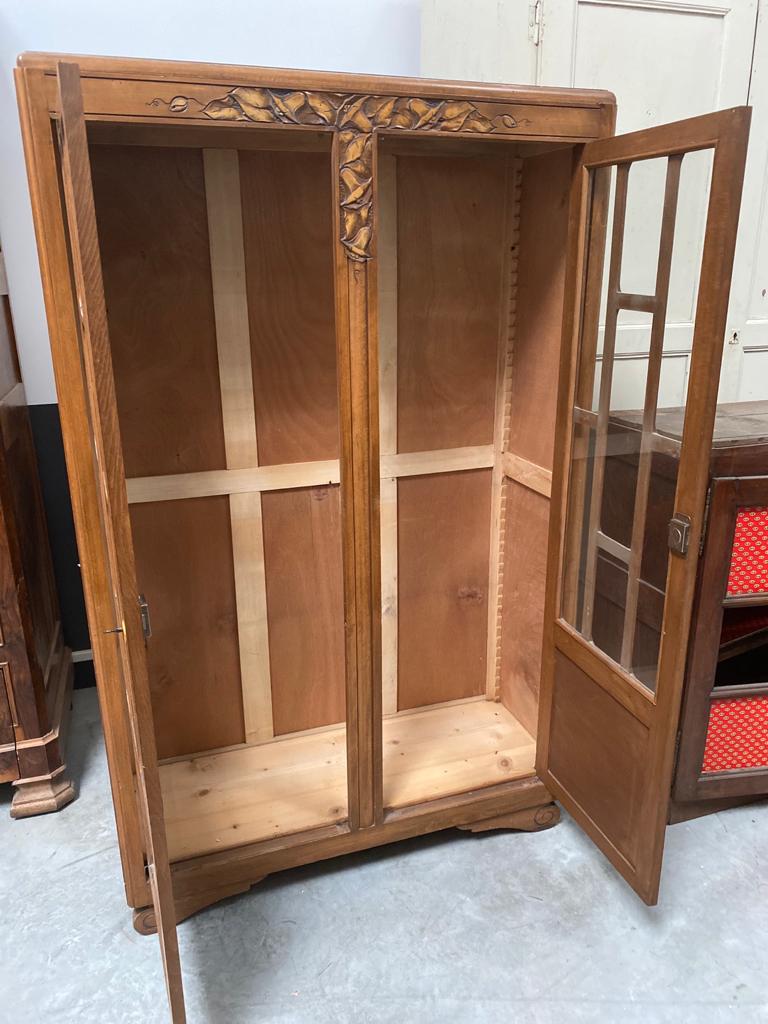 Armoire vitrée en bois