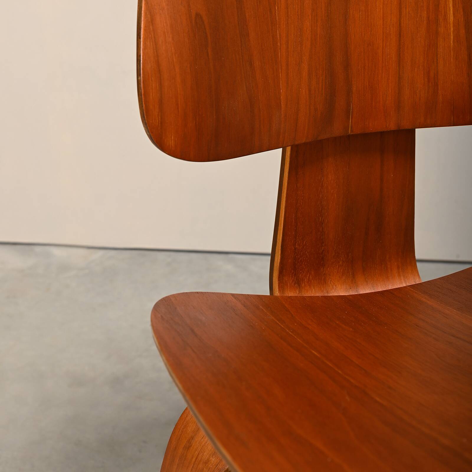 Chaise en contreplaqué de noyer DCW restaurée de Charles & Ray Eames, Herman Miller