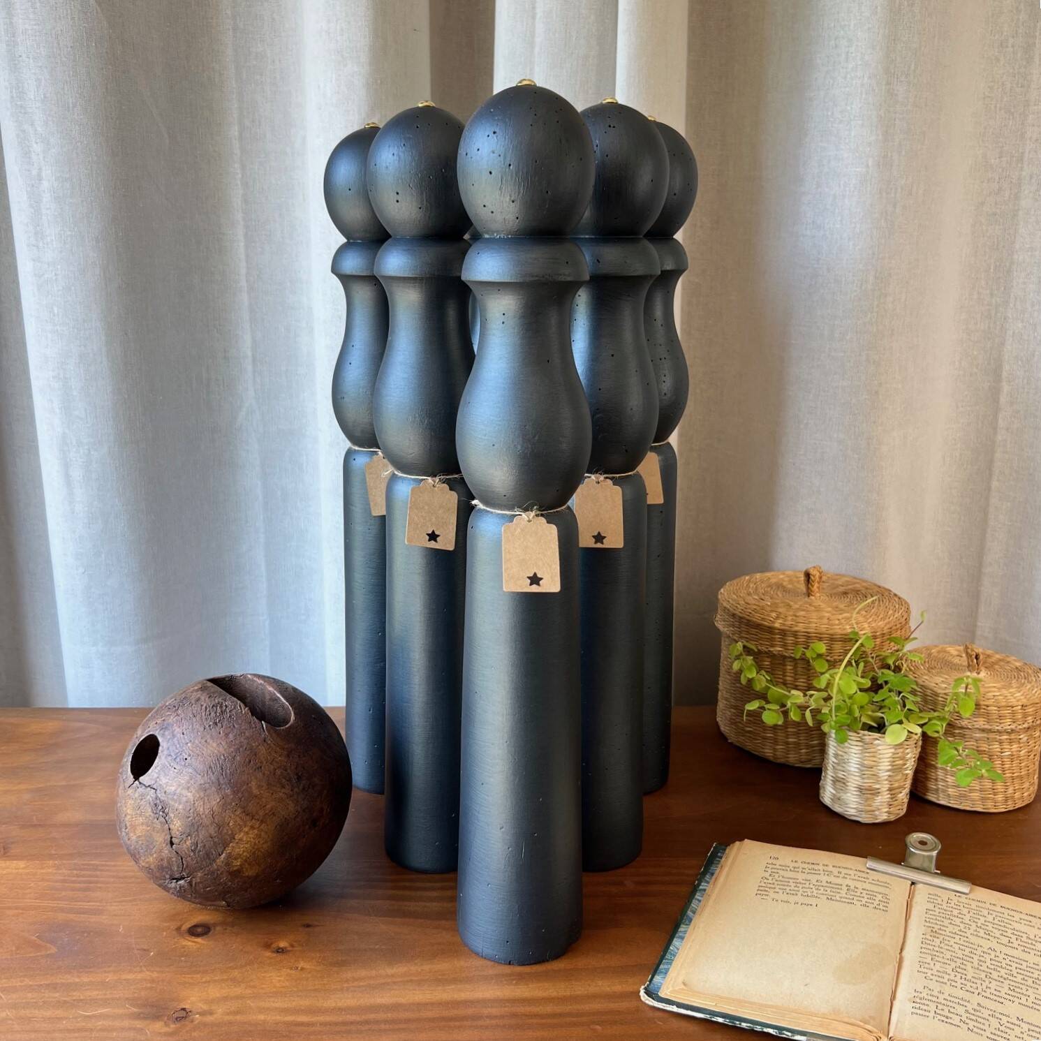 Jeu de 6 quilles vintage en bois avec boule