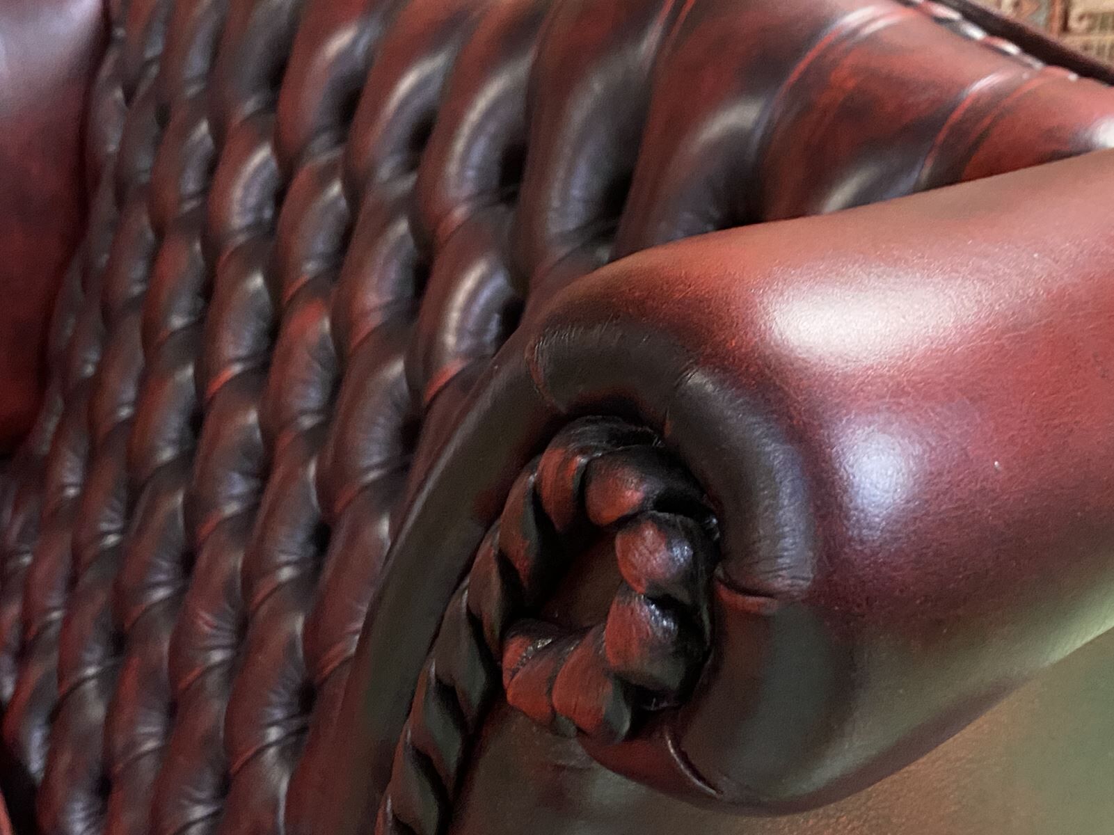 Chesterfield 2-seater leather-eared sofa from the 80s