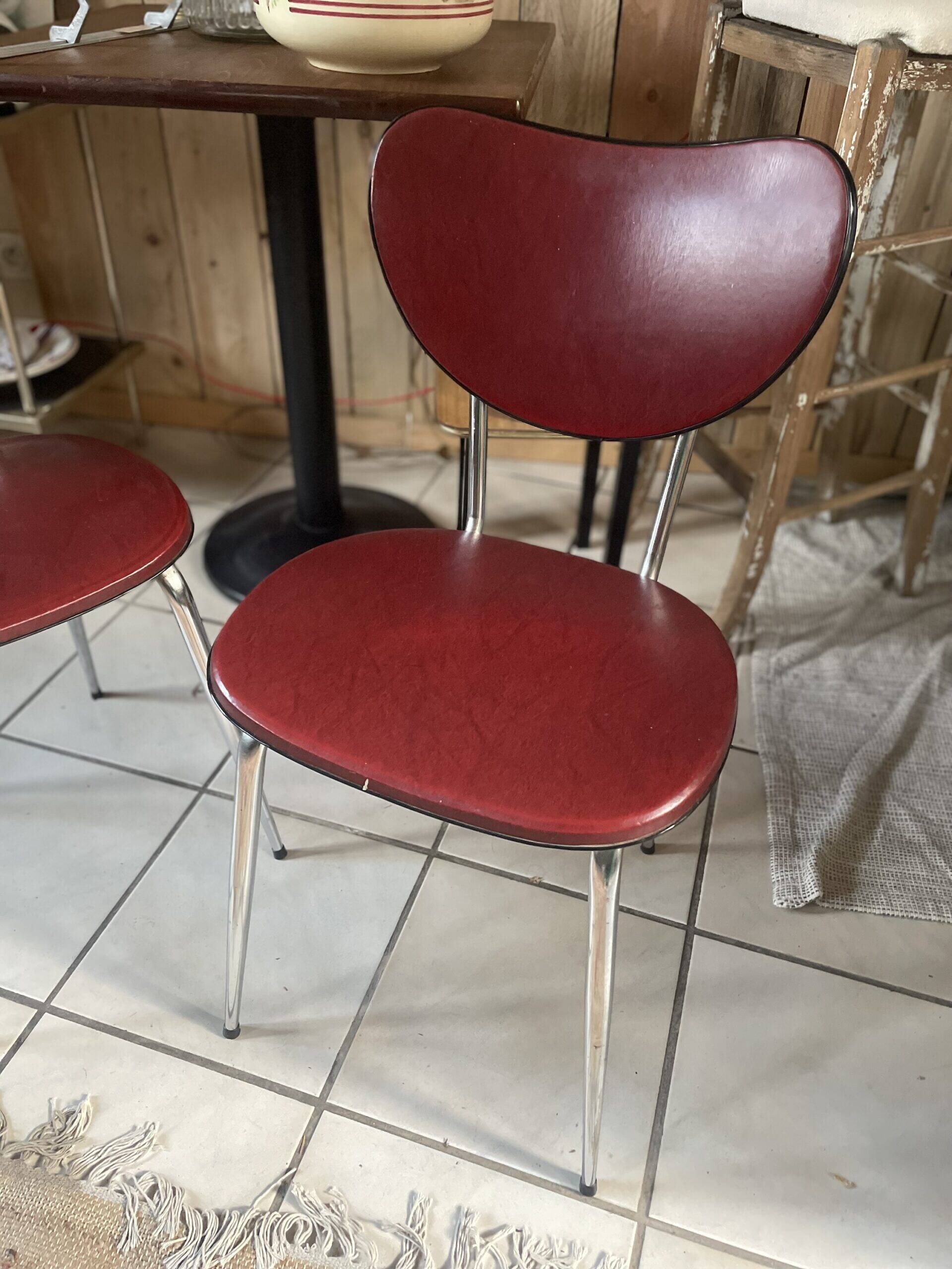 Paire de chaises en skaï bordeau