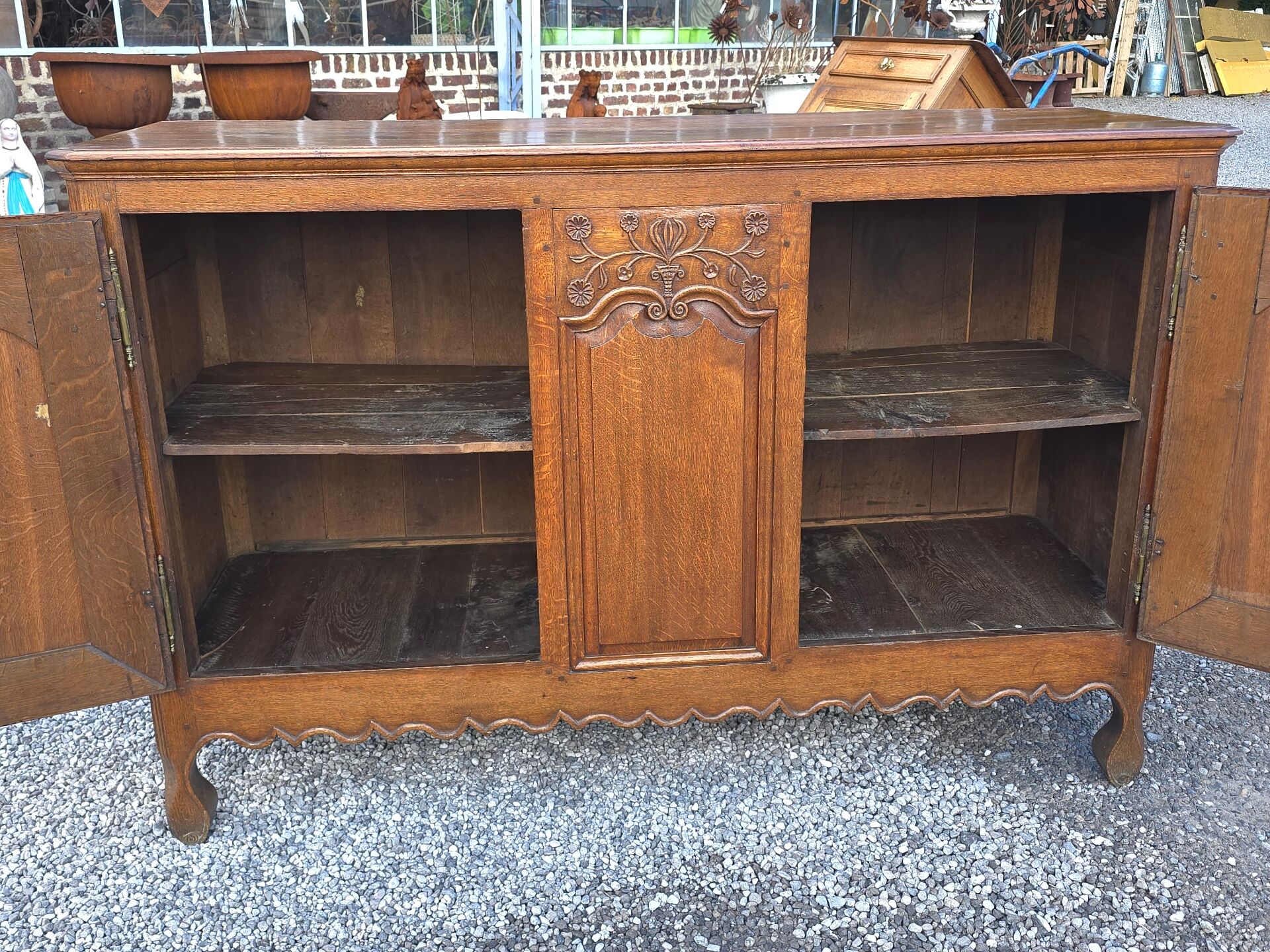 Very oak sideboard with 2 doors