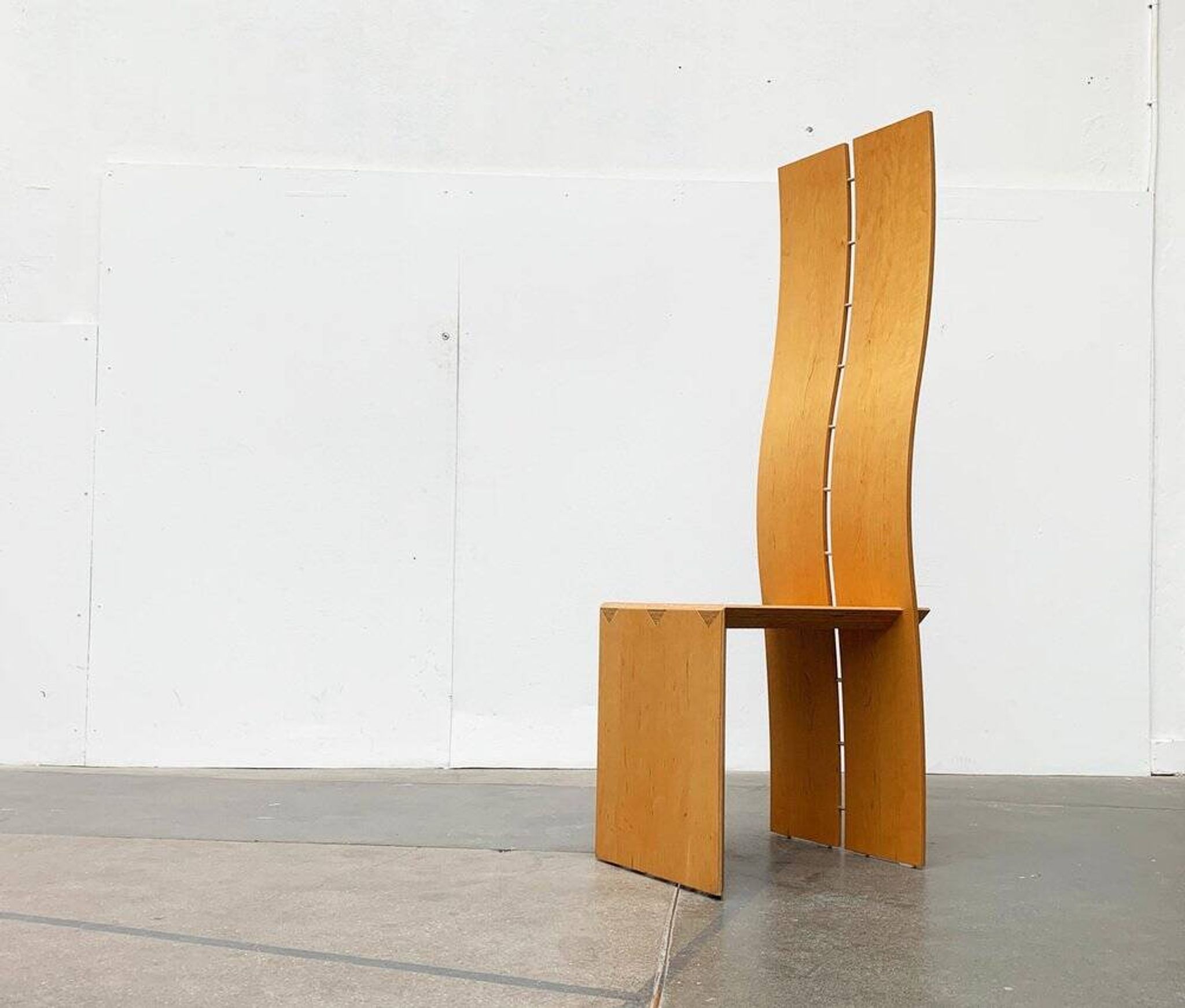 Chaise Postmoderne à dossier haut