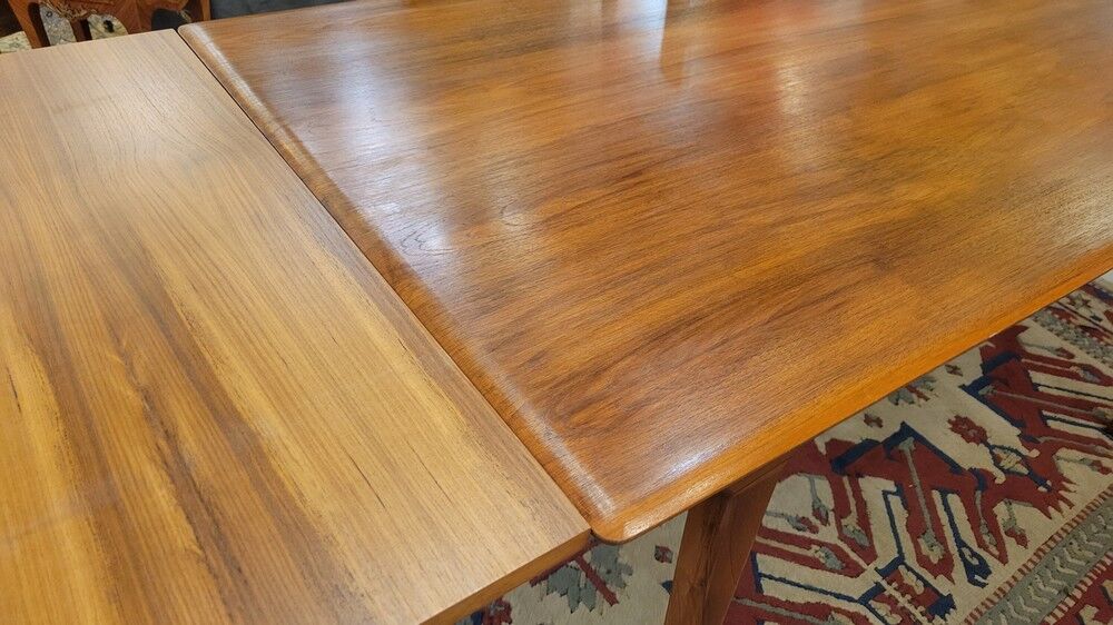 Extendable Scandinavian table