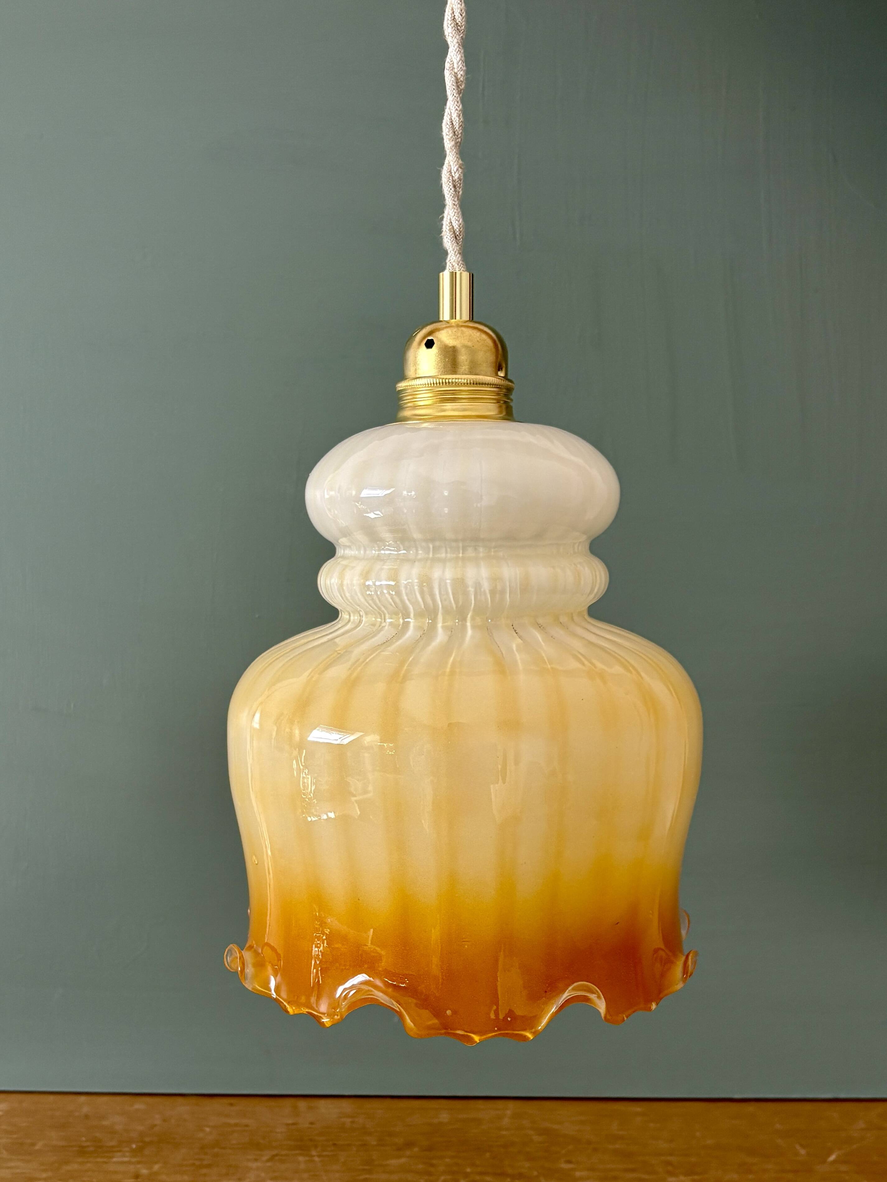 Suspension globe vintage en opaline blanche et ocre