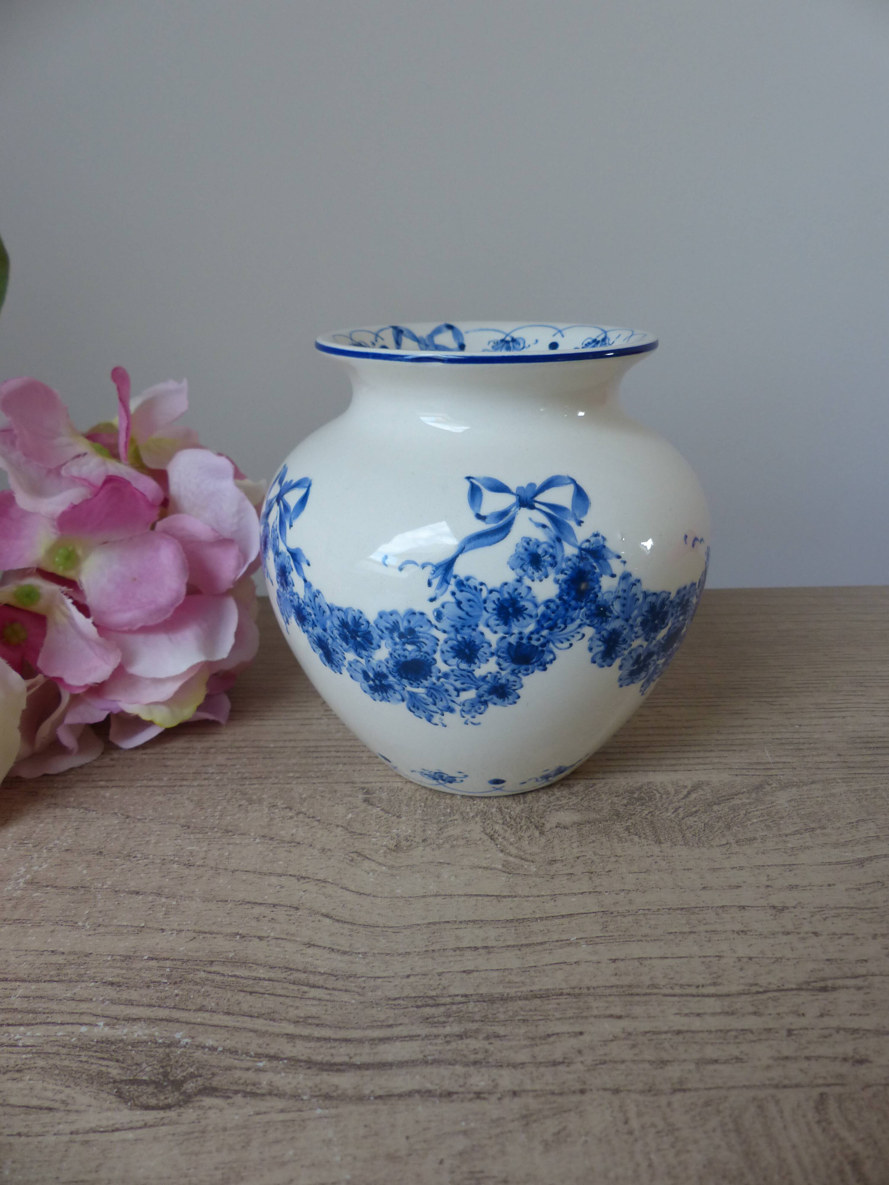 Vase boule signé Sia "Blue Garland"