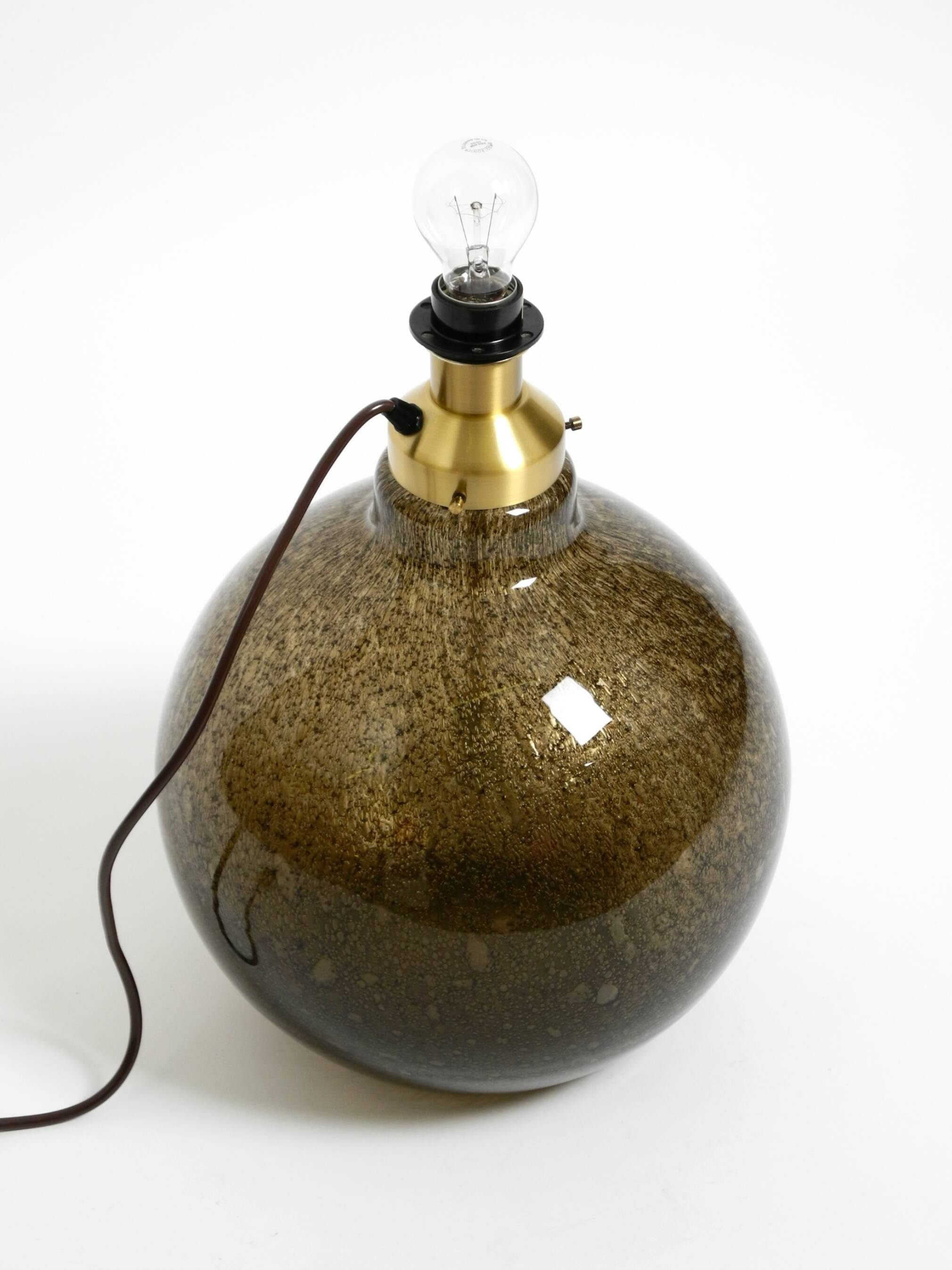 Grande lampe de table Putzler élégante des années 1970 avec corps en verre illuminé.