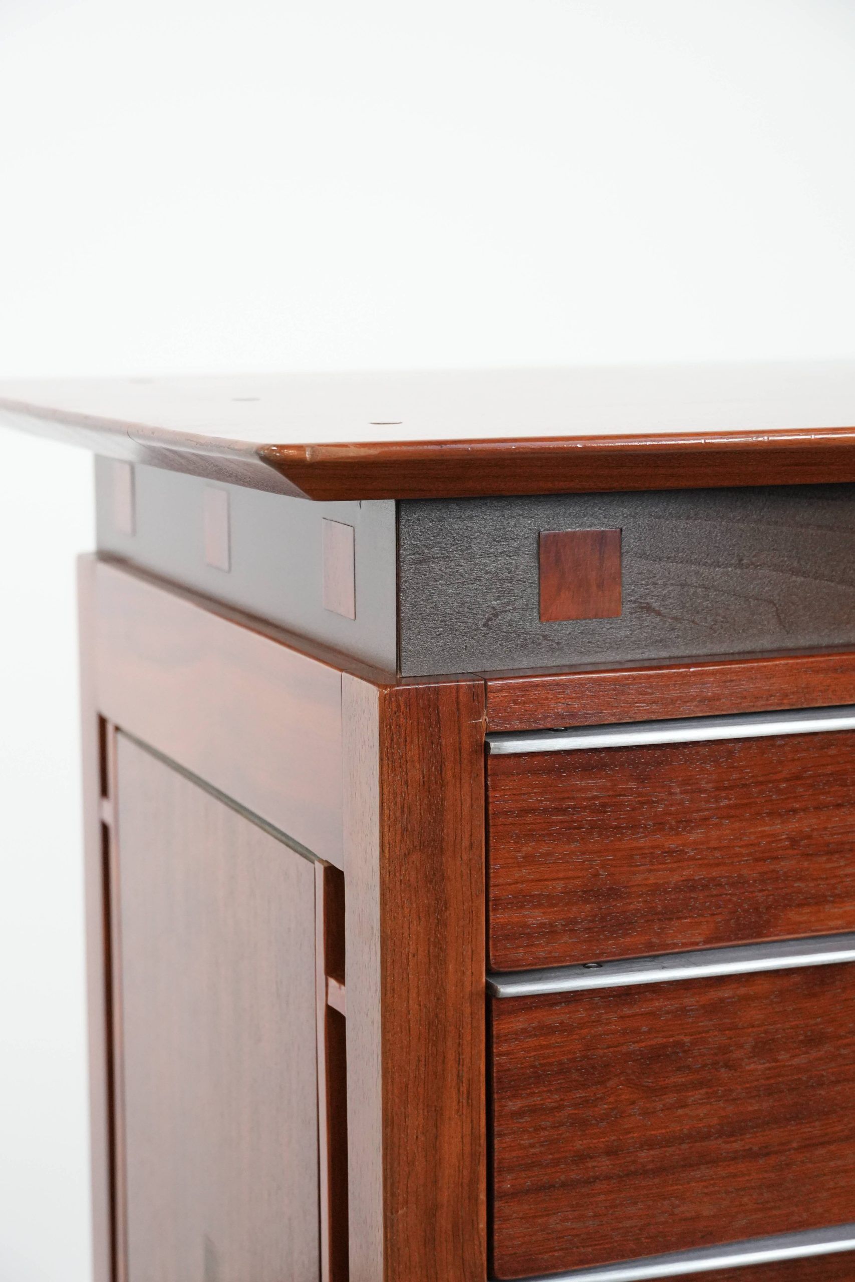 Art Deco design chest of drawers with 6 drawers and remarkable details