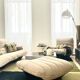 Fauteuil Marsala et son repose-pied Ligne Roset beige clair
