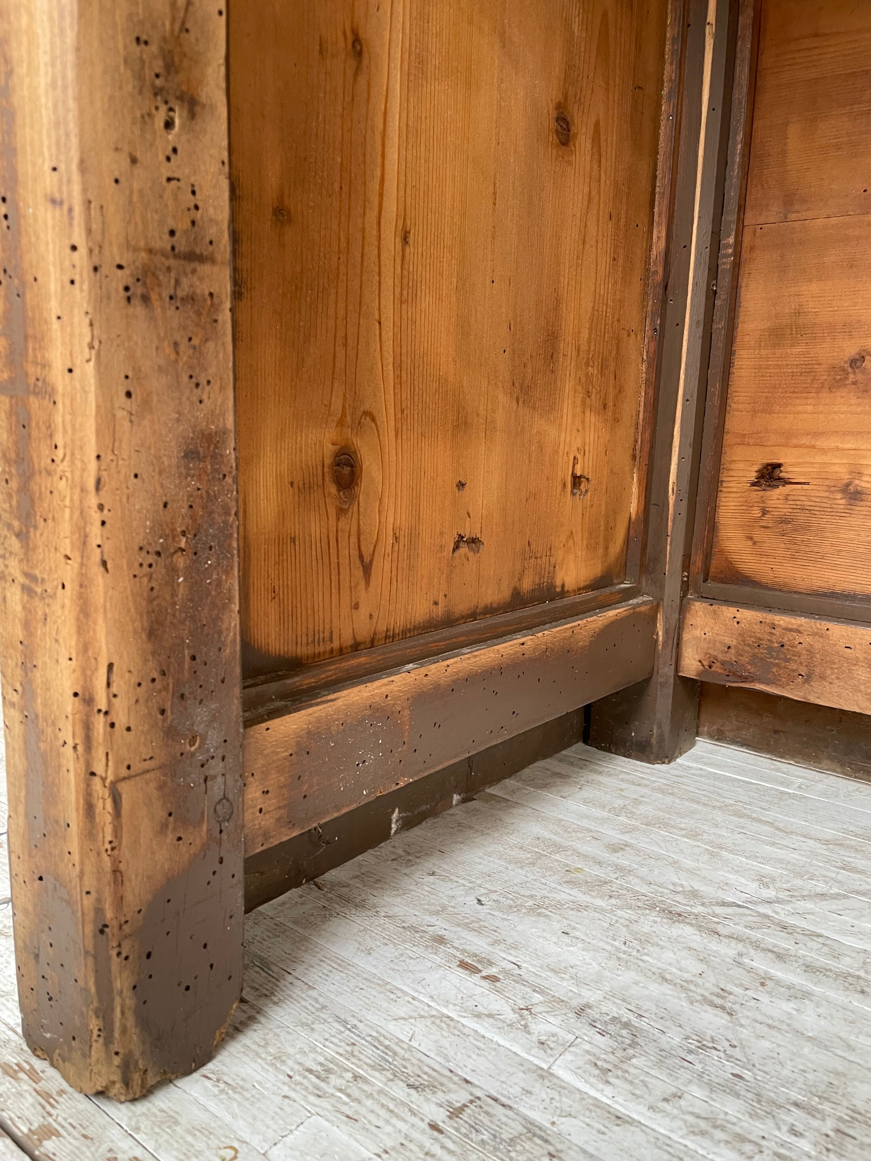 Trading counter central island pine