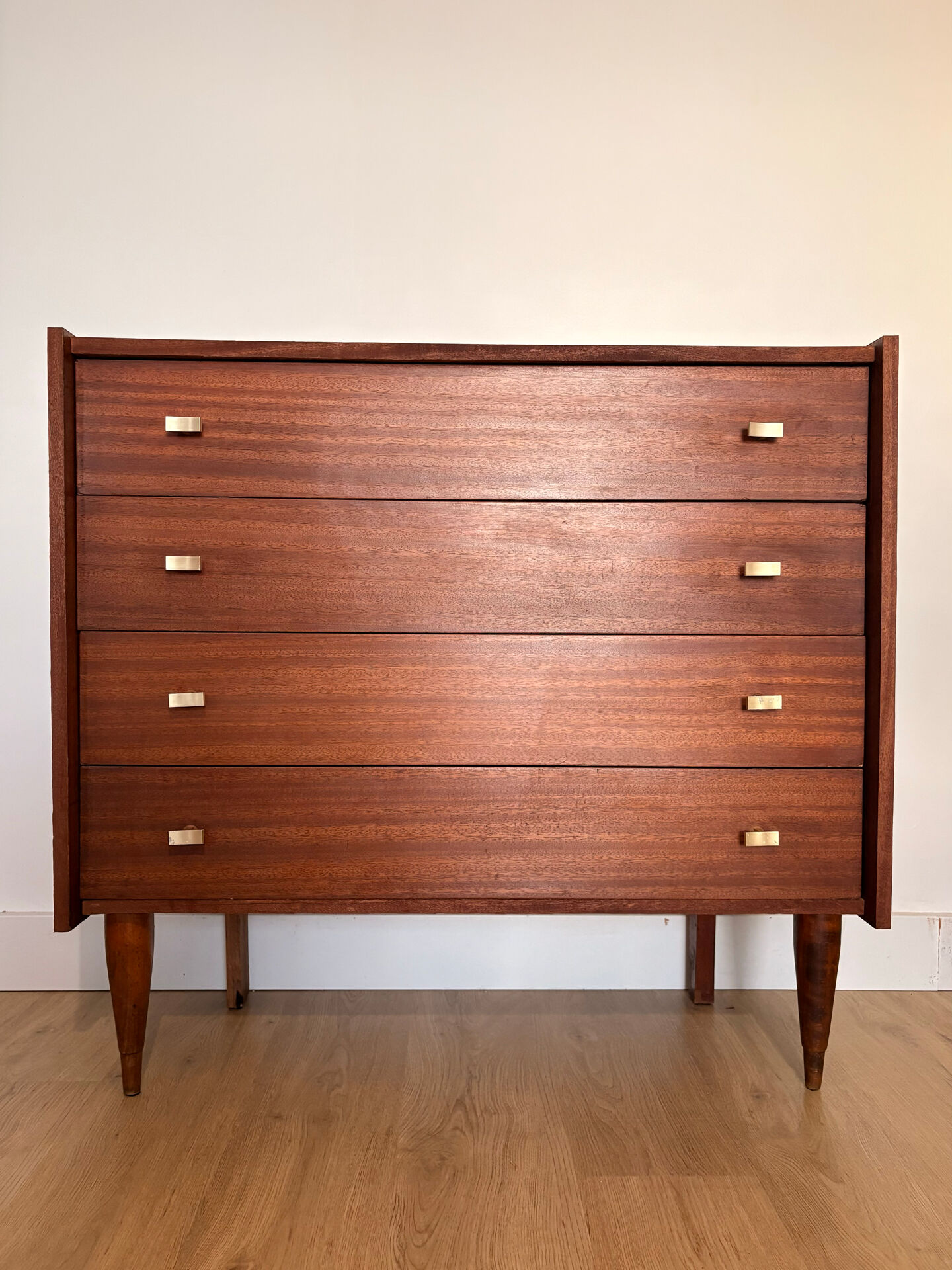 Commode en teck poignées dorées