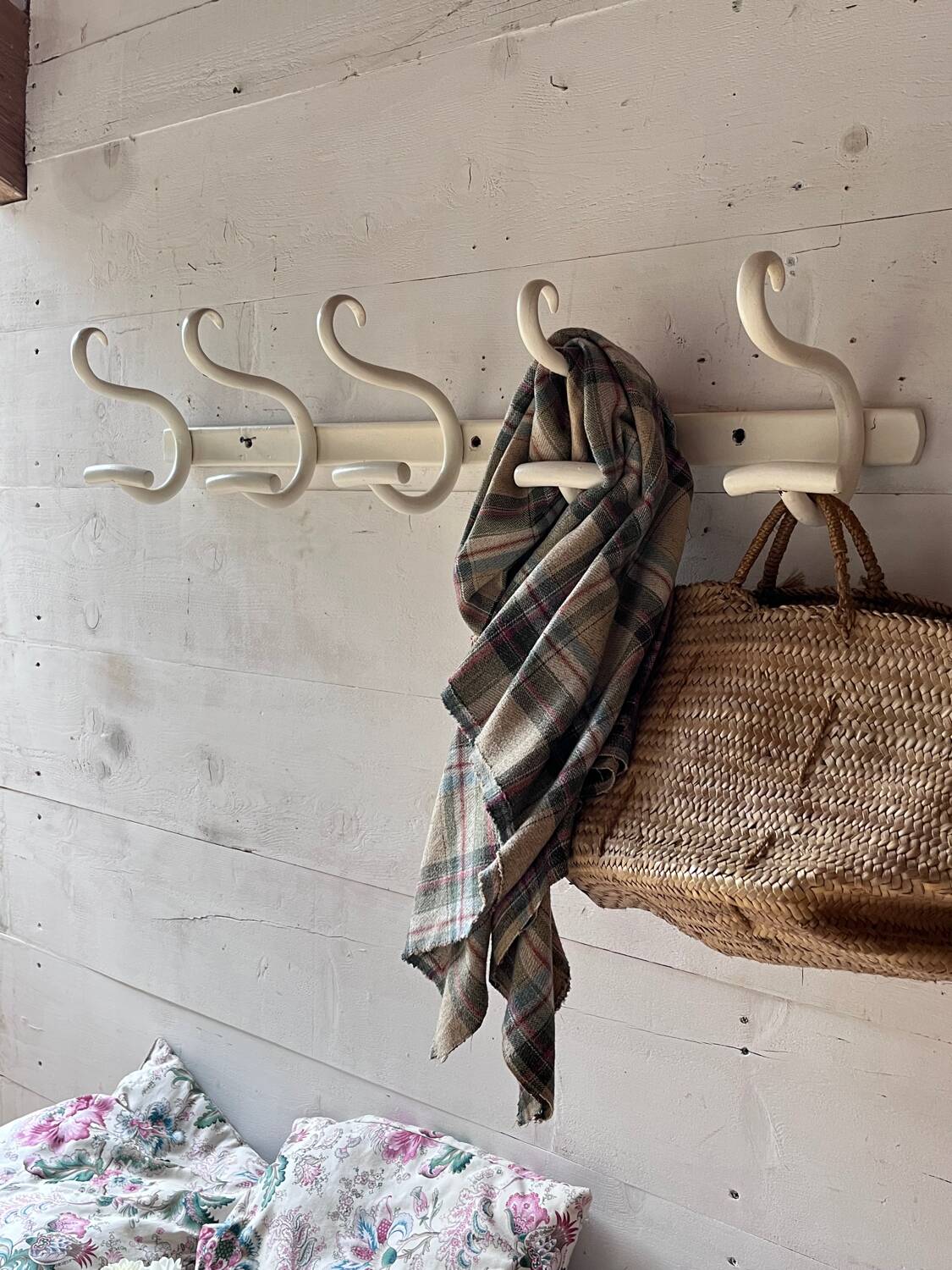 Long porte-manteau en bois courbé blanc