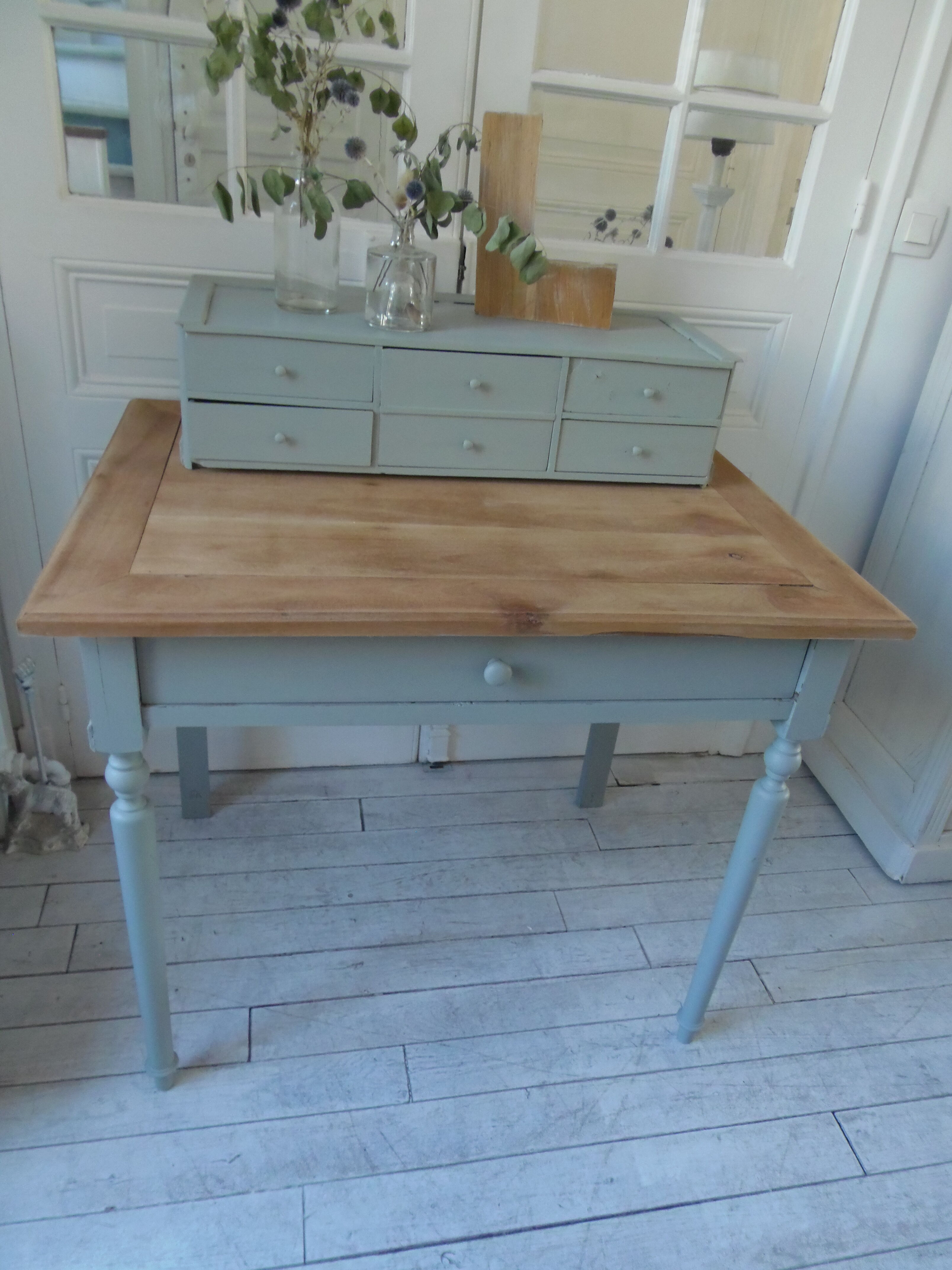 Bureau à gradin patiné vert de gris , plateau bois.