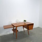 Teak vrijstaand partner bureau met schuine vormen, lades en extra werkblad