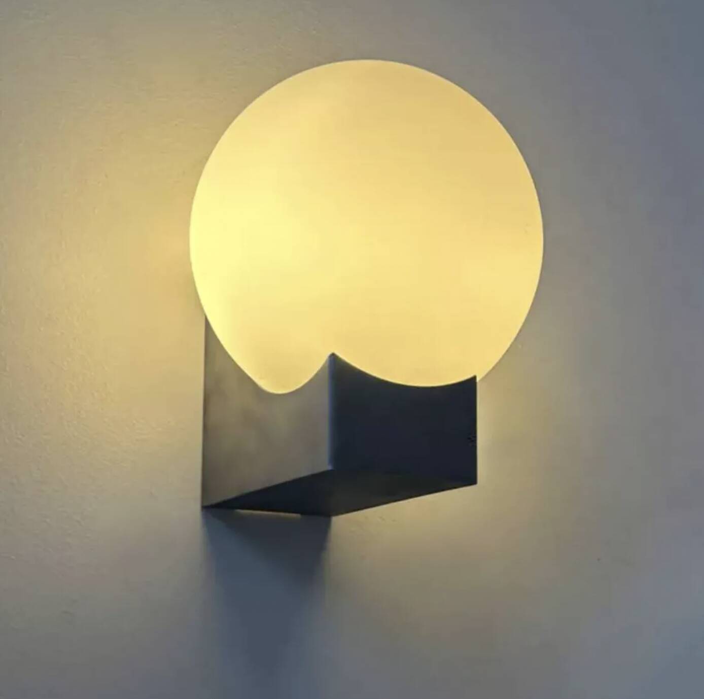 Paire d’appliques en métal brossé et opaline, France 1970