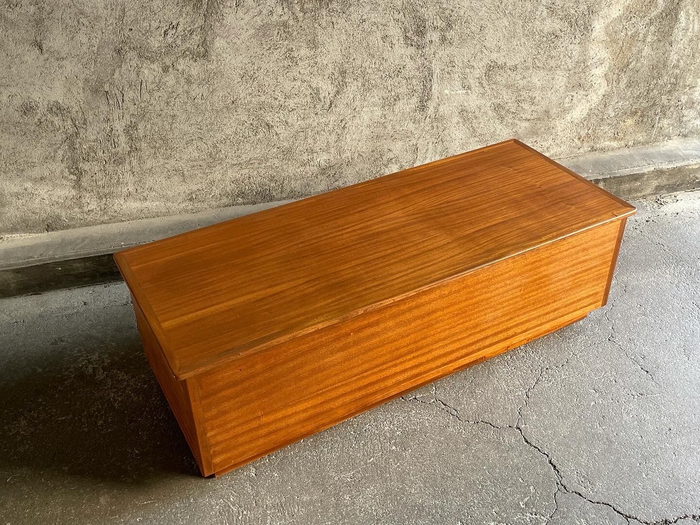 Coffre en bois exotique, 1960s