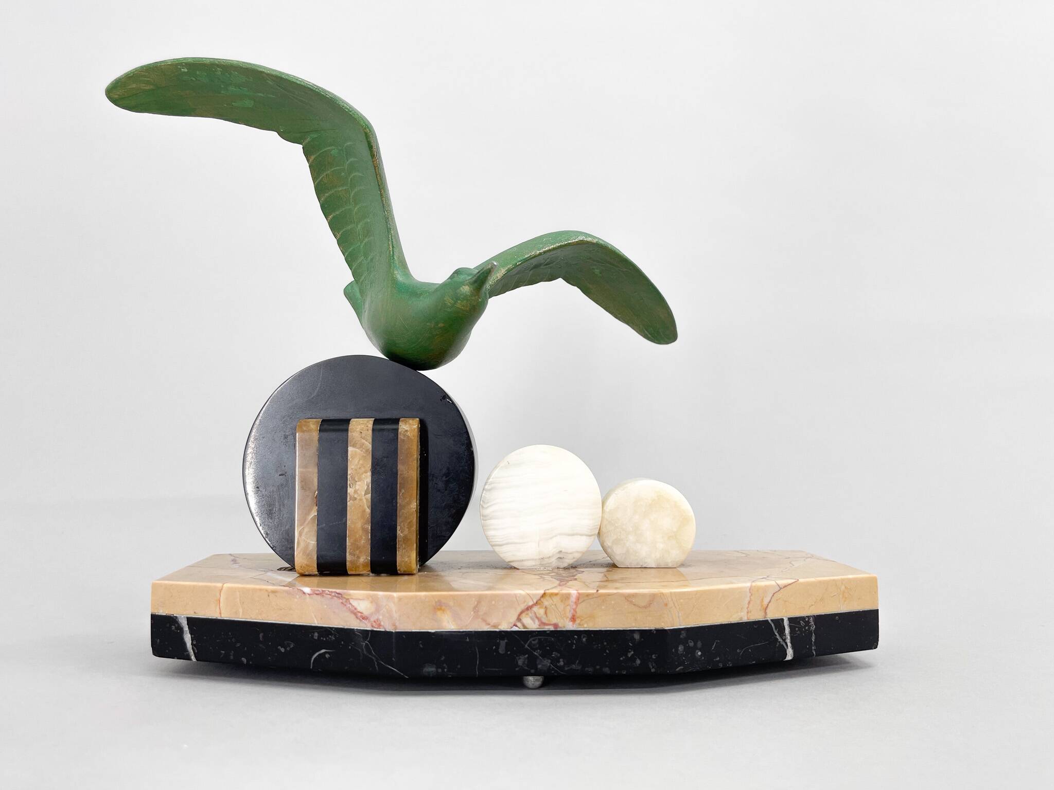 Sculpture Art Déco en marbre, onyx et épeautre