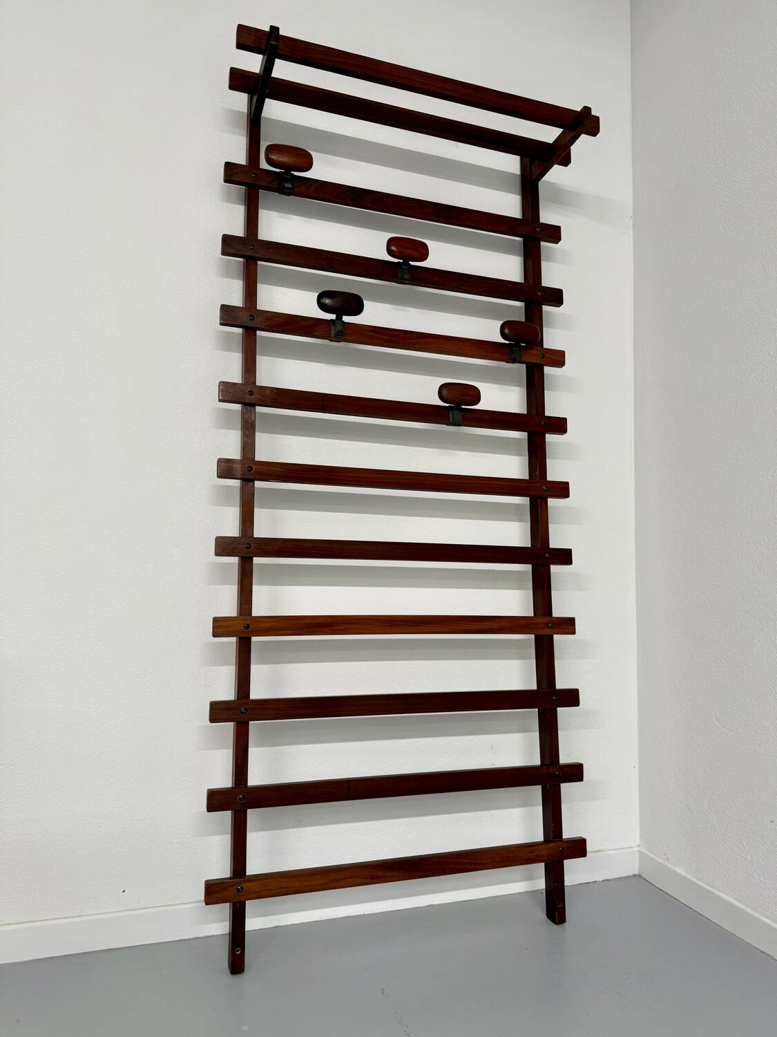 Antique Italian design wall coat rack Ezhio Longhi / Elam vintage teak