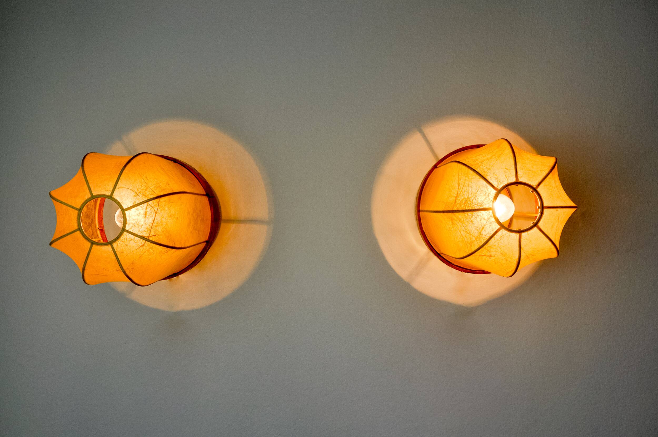 Pair of "cocoon" wall lights, resin and pine, Italy, 1970