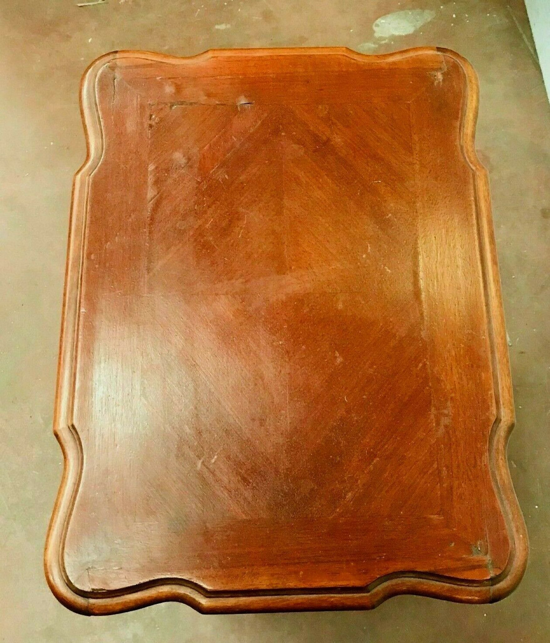 Travailleuse en noyer et placage de noyer Meuble d'appoint XX siècle