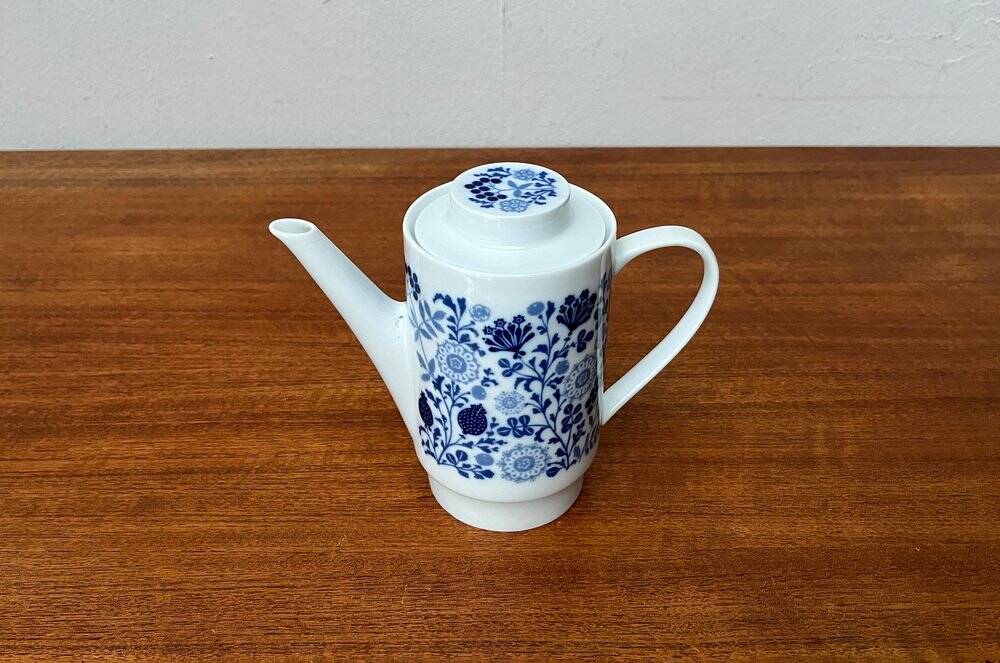 Teapot or coffee pot in German ceramic from the mid-century, Hamburg Form 20 series decor Blumenspiel by Lieselotte Kantner for Melitta, 1960s.