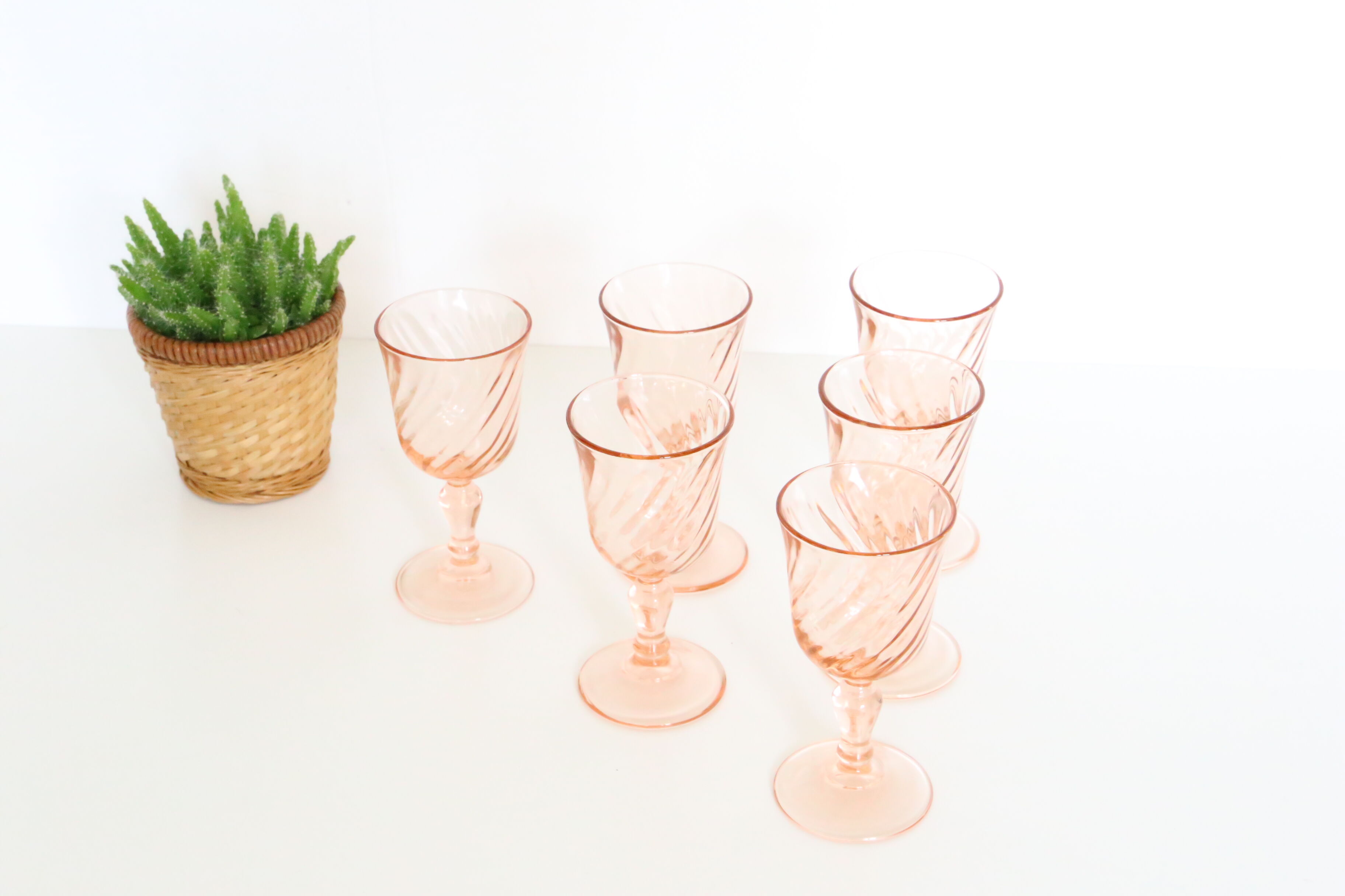 Pink glass wine glass, Rosaline, from Arcoroc