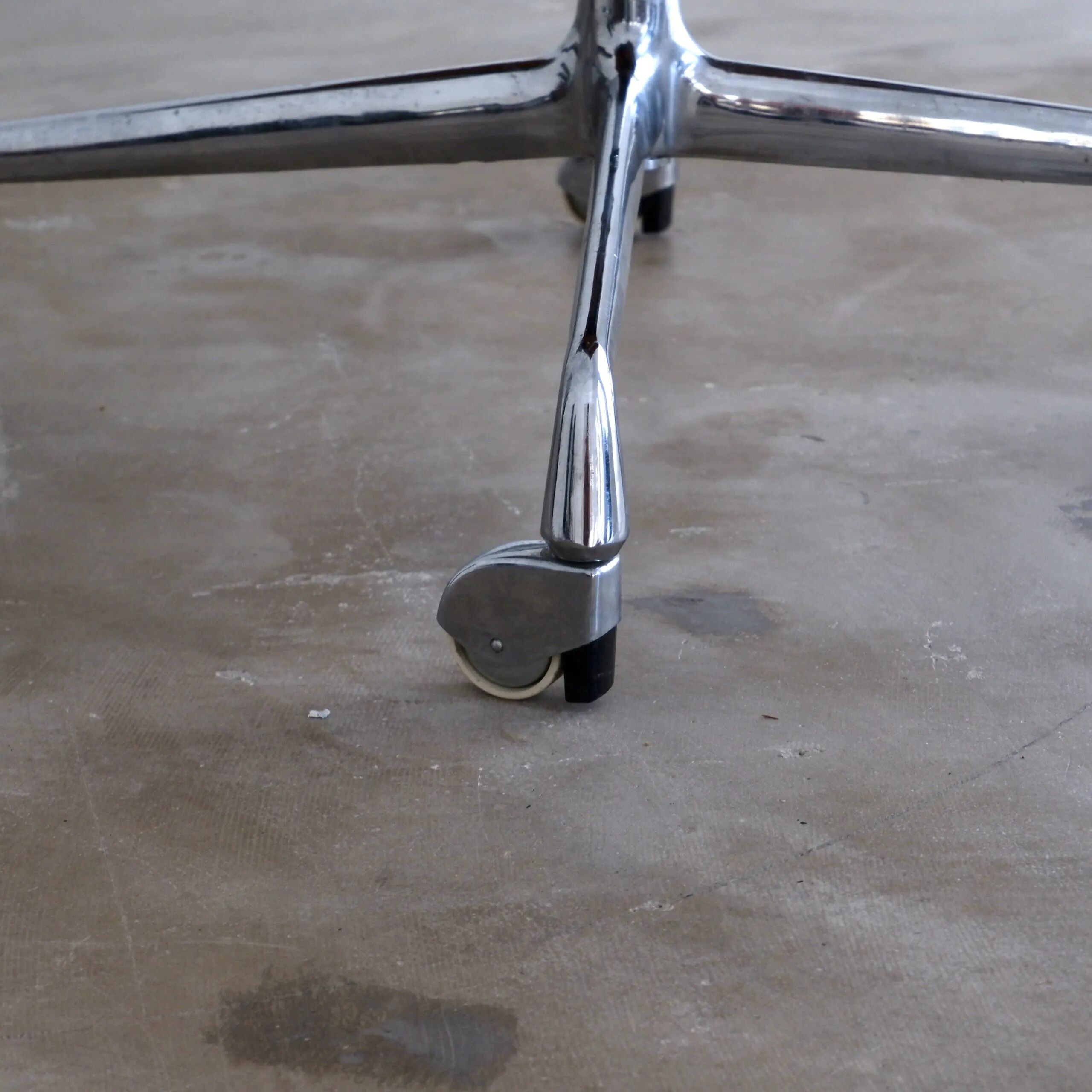 EA118 office chair by Charles & Ray Eames for Herman Miller