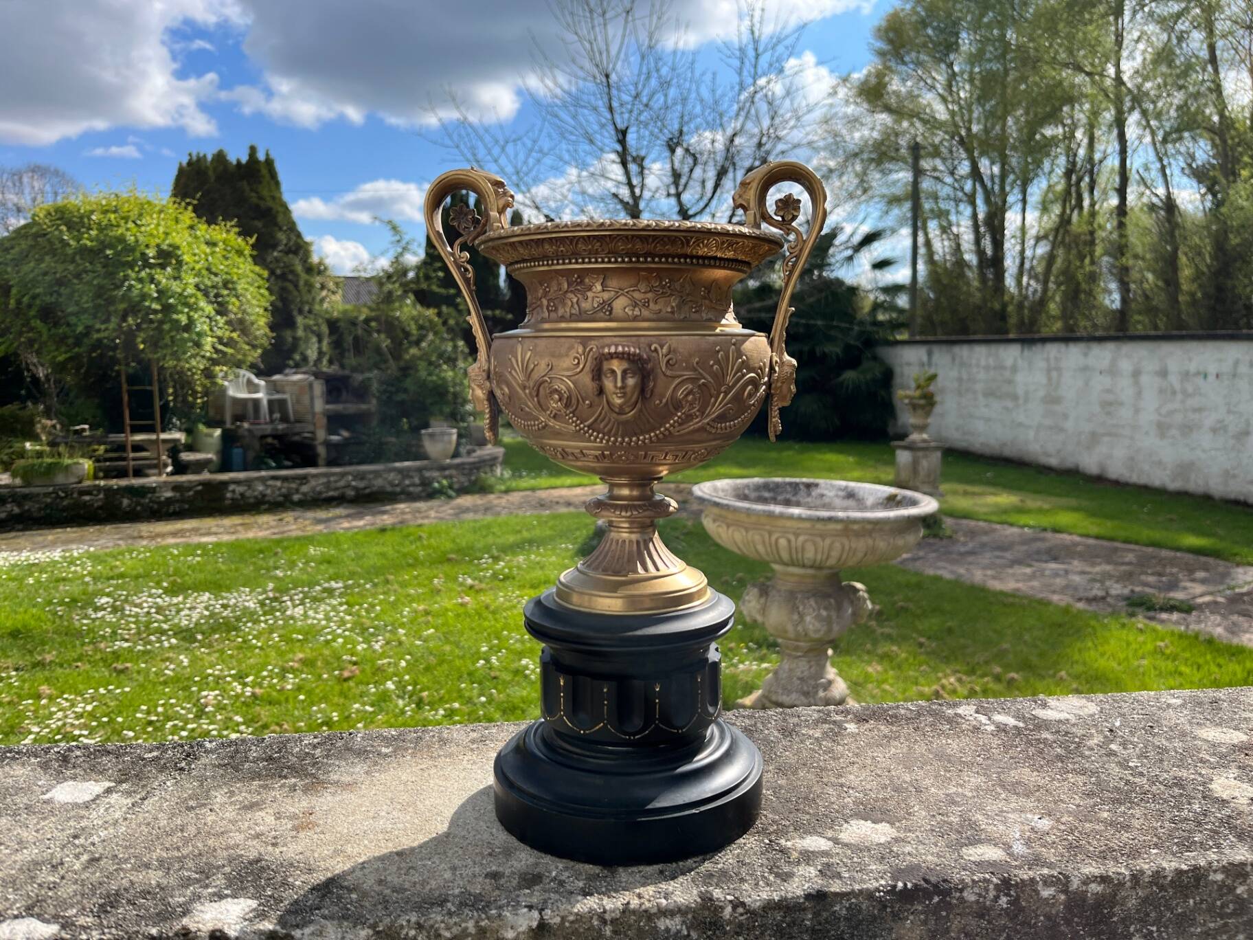 Cassolette Centrepiece in gilded bronze, 19th century Barbedienne style.