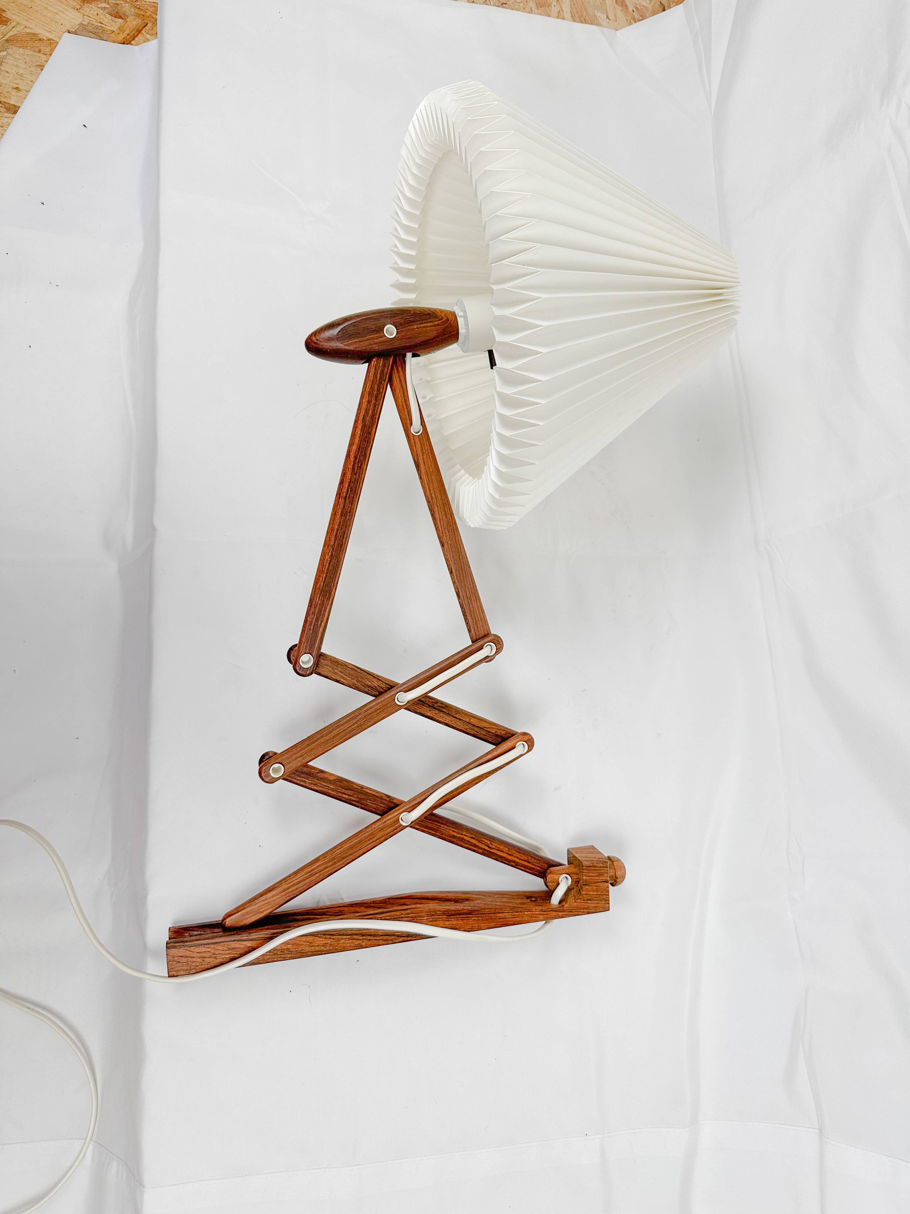 Le Klint - Teak wall lamp by Erik Hansen | 1950s