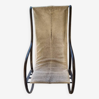 Fauteuil en fer forge et peau