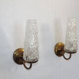 Paire d'appliques en métal doré et verre moulé, France vers 1960