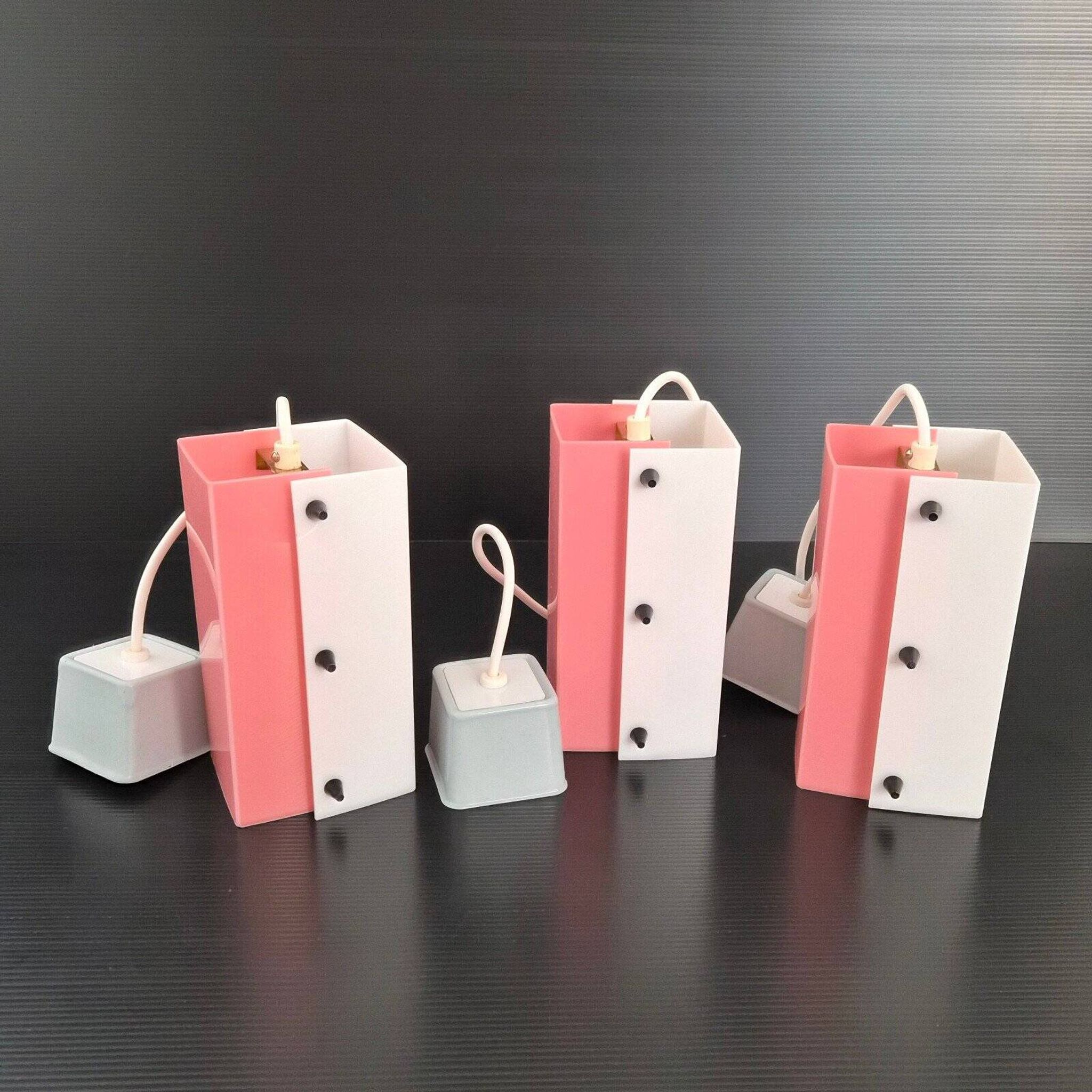 Suite de 3 suspensions vintage 1950 en plexiglas rose & blanc