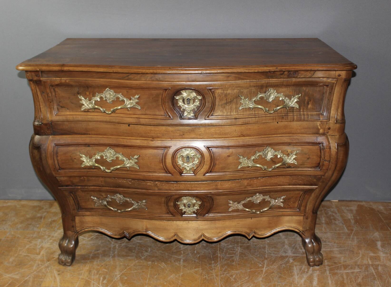 Bordeaux Tomb Commode in Walnut, 18th Century