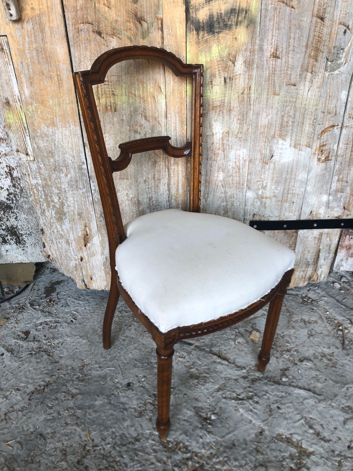 Chair style louis xvi carved wood & vintage white fabric