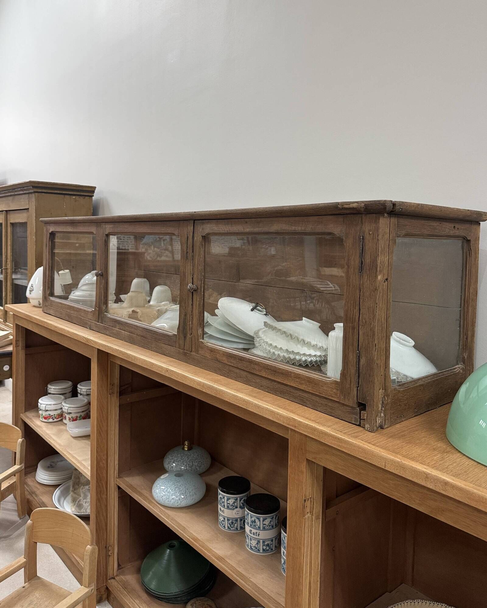 Vitrine de magasin ancienne en chêne (rénovée)