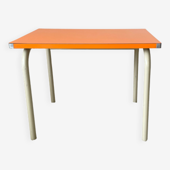 Petite table d'enfant en formica orange