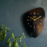 Horloge formica vintage pendule murale silencieuse asymétrique "Lutecia noir"