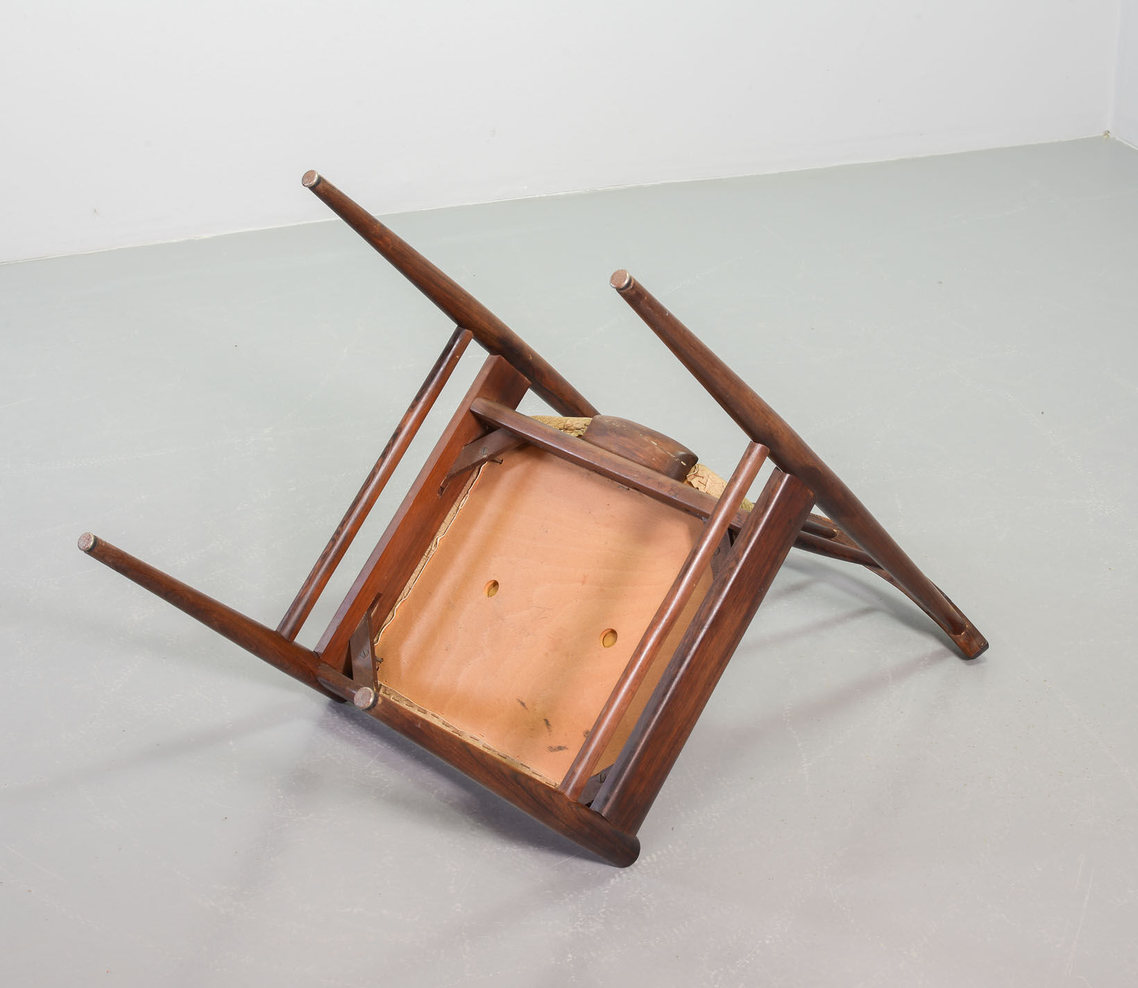 Chaises de salle à manger scandinaves à dossier fuseau en palissandre et revêtement blanc cassé