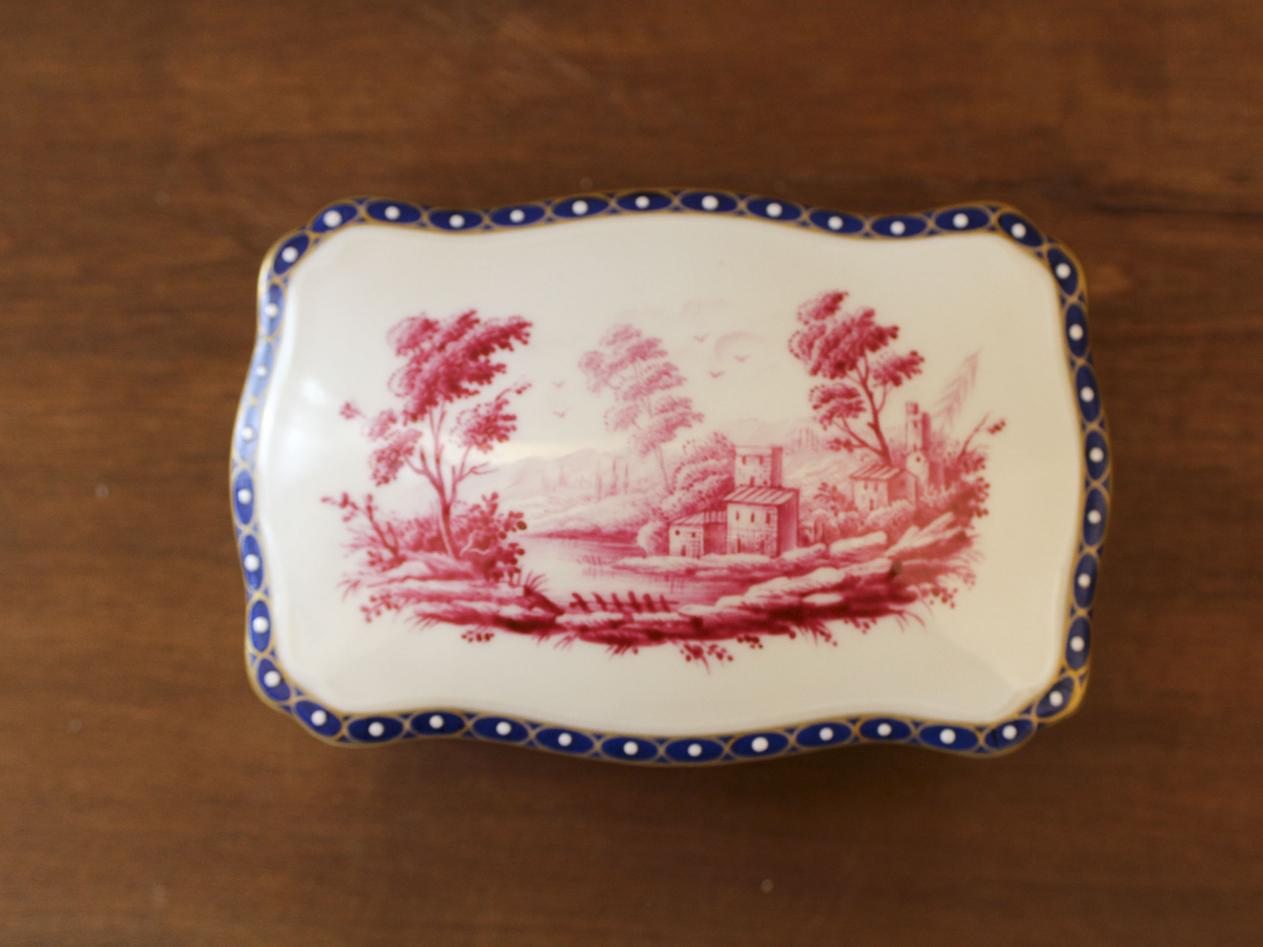 Porcelain box with 18th century Decoration Richard Ginori