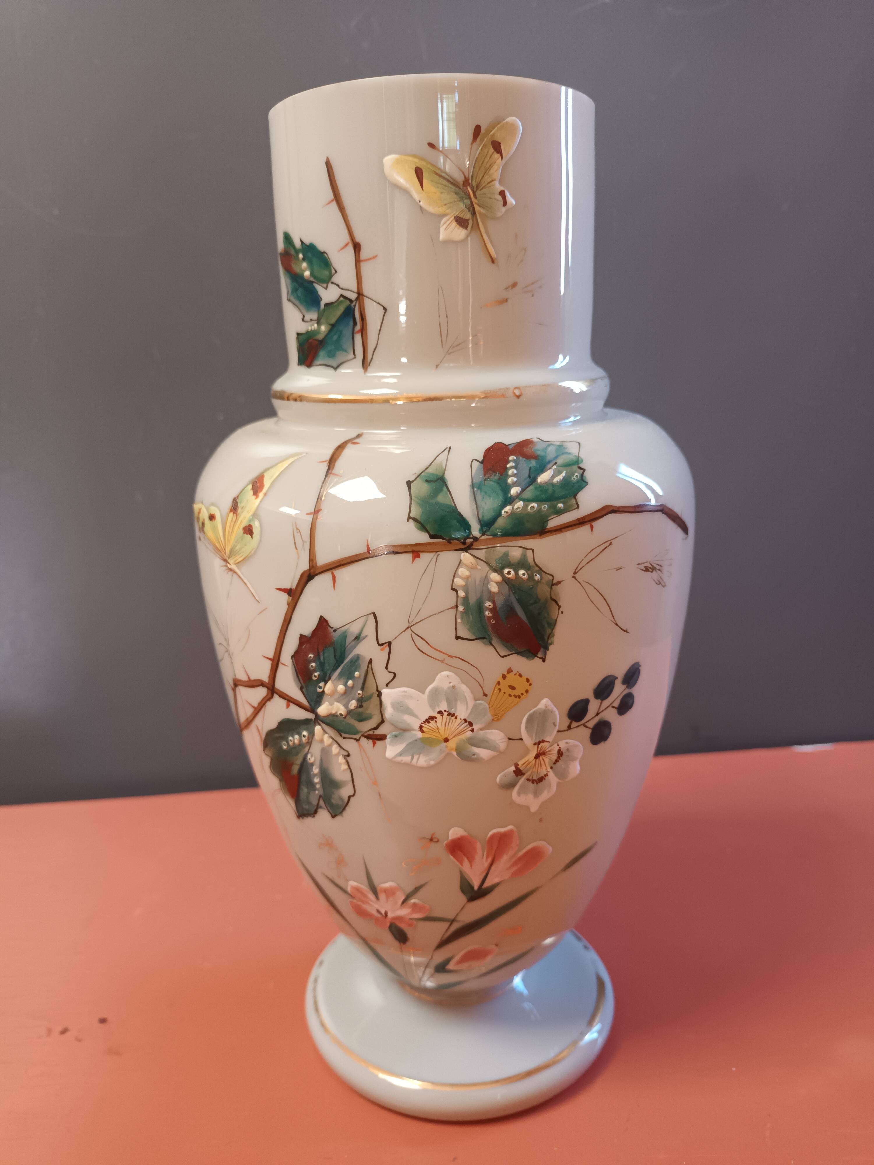 Vase opaline émaillée  papillon