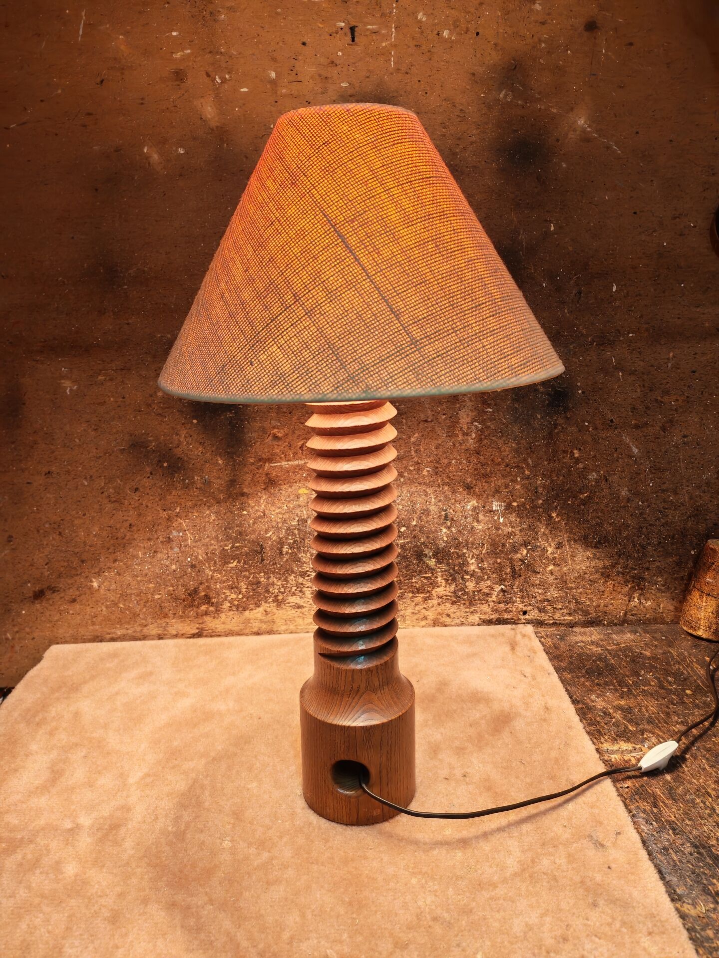 Lampe en bois tourné style Charles Dudoyut