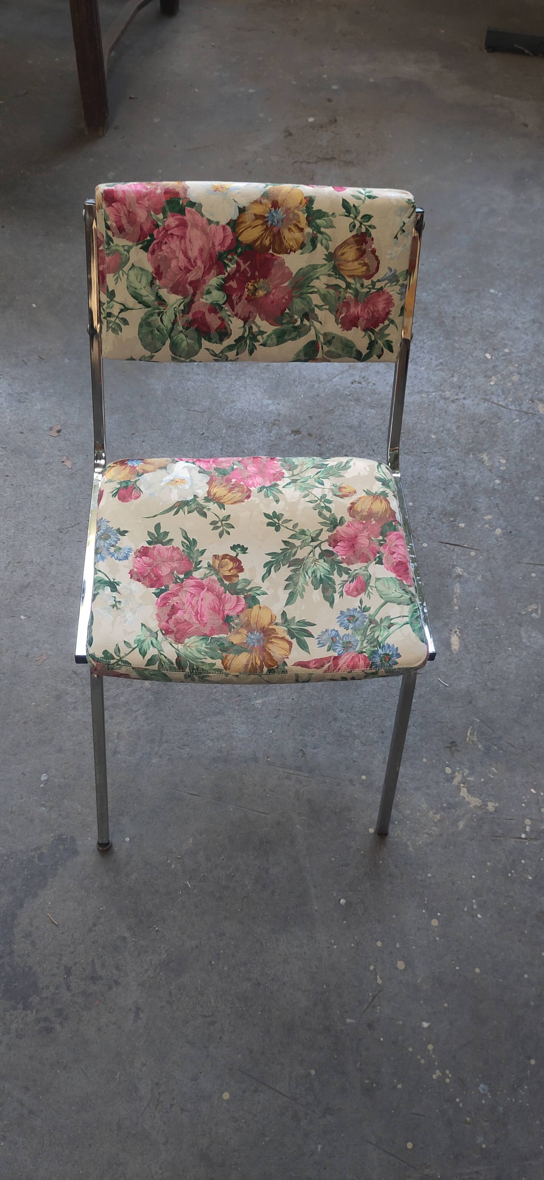 Chair with metal legs