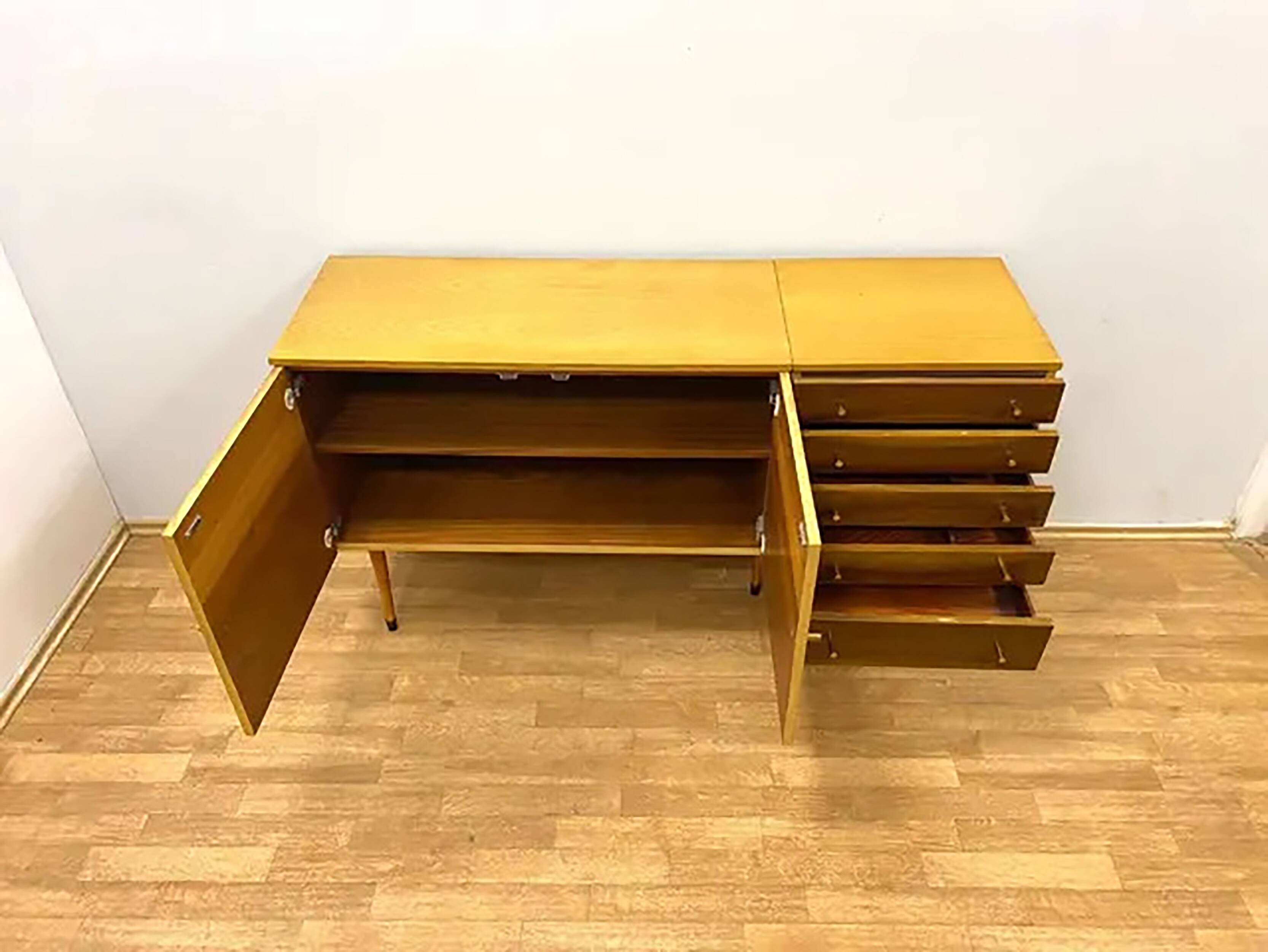 Commode de style bruxellois tchèque, années 1960, par Jitona