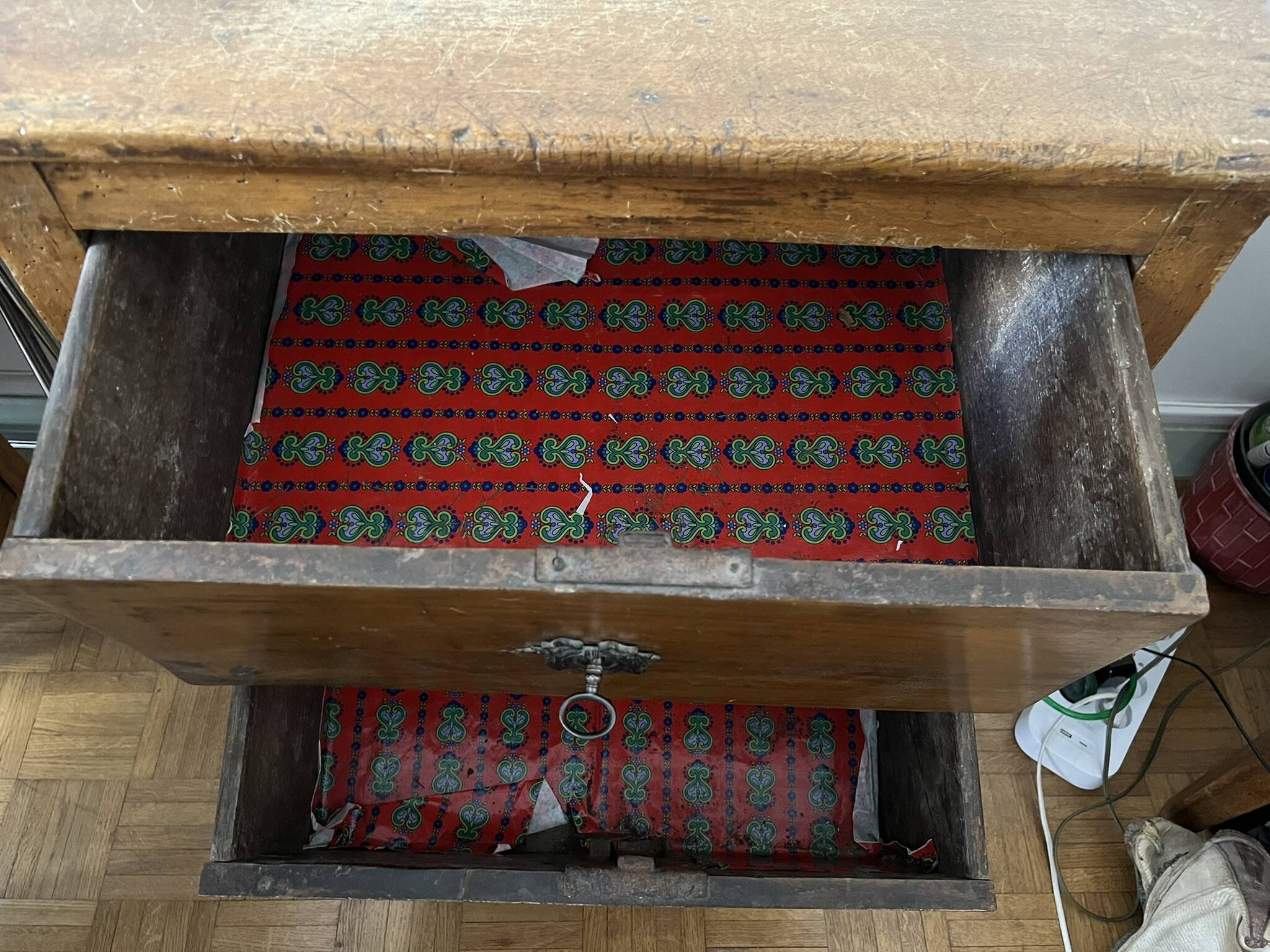 Table de chevet en bois massif d’origine fin du XVIIIe siècle (1780-1800)