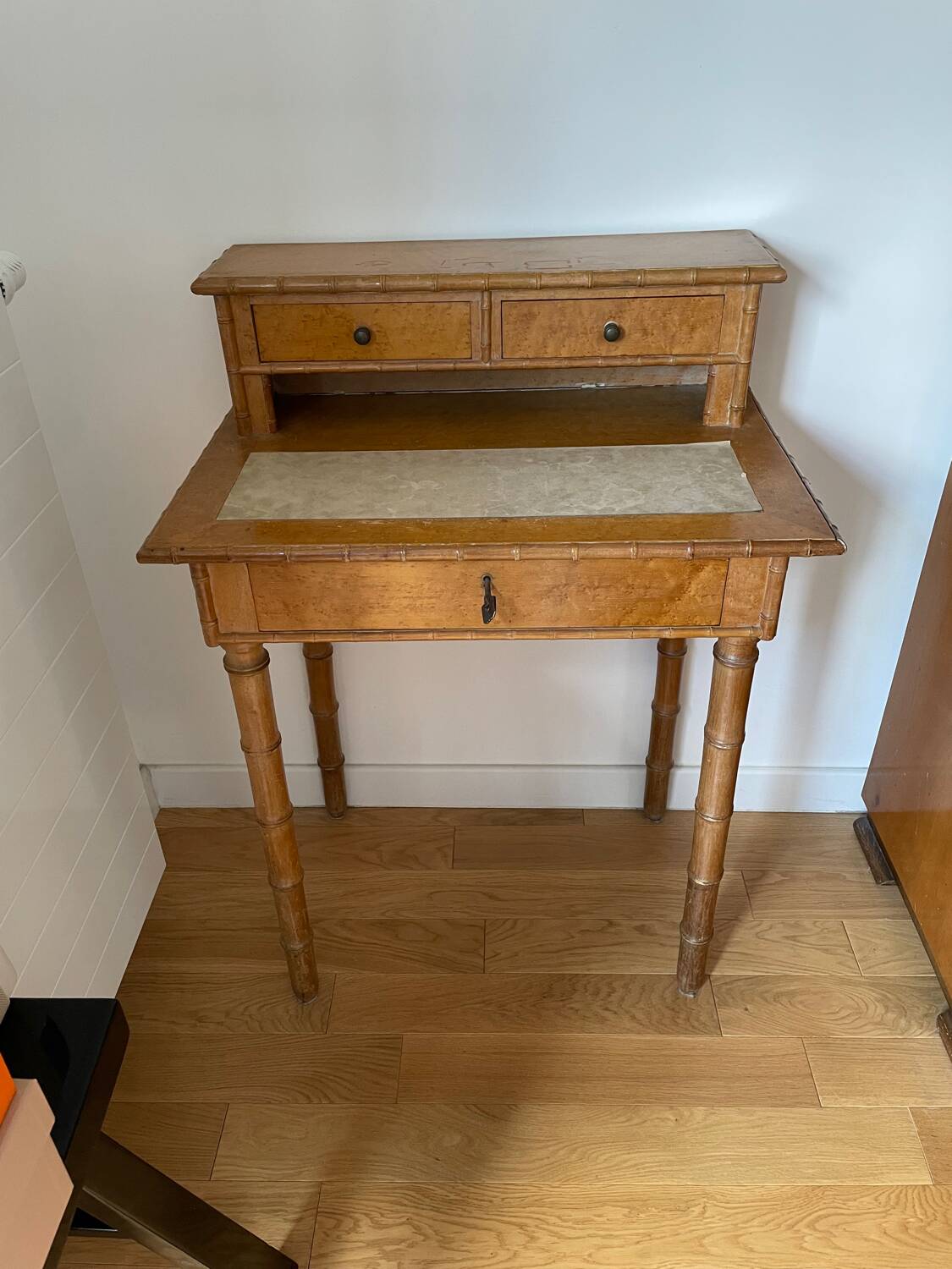 Petit bureau ou bonheur du jour